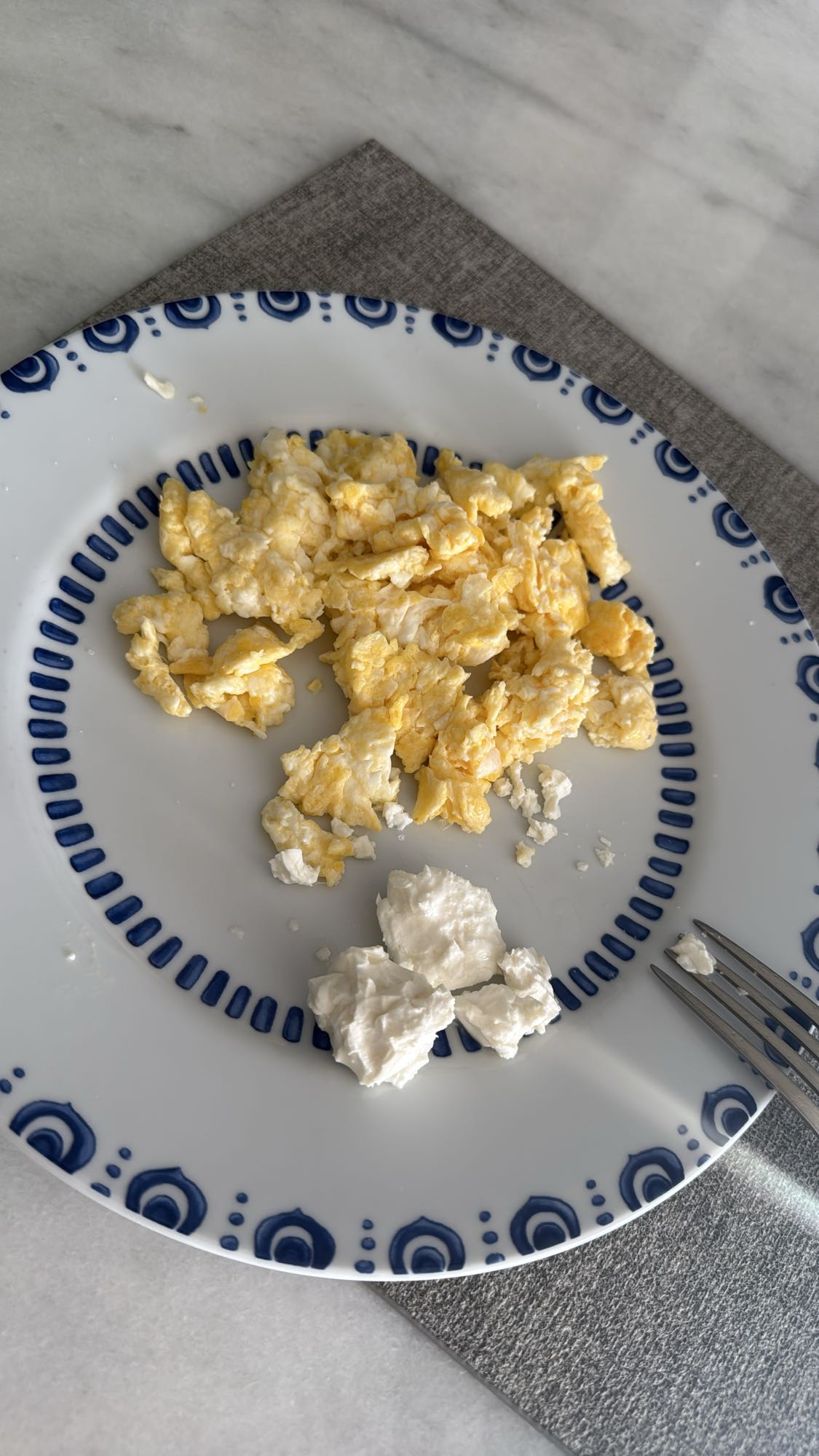 Huevos revueltos con queso