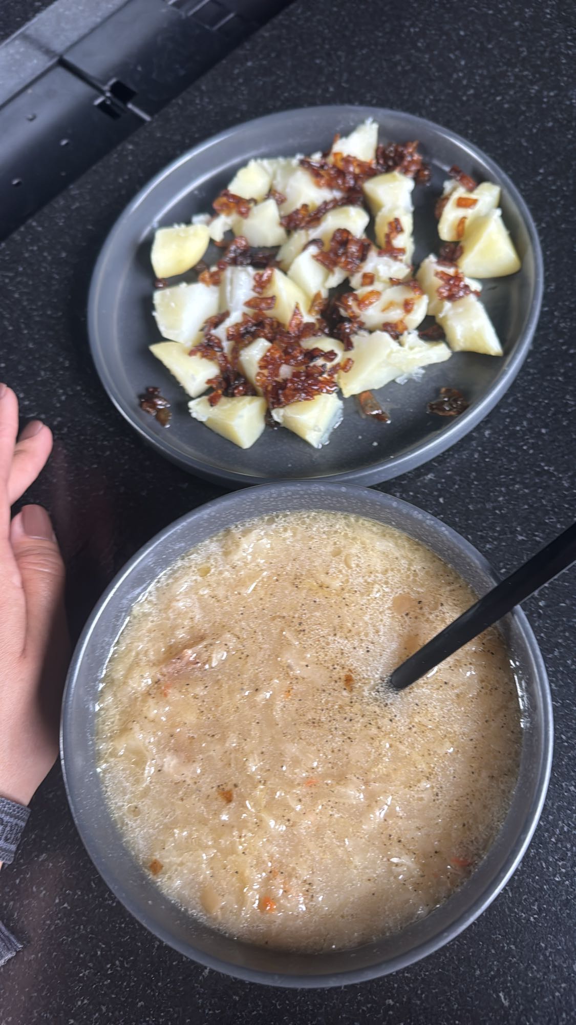 Zupa kapuśniak i ziemniaki z cebulą