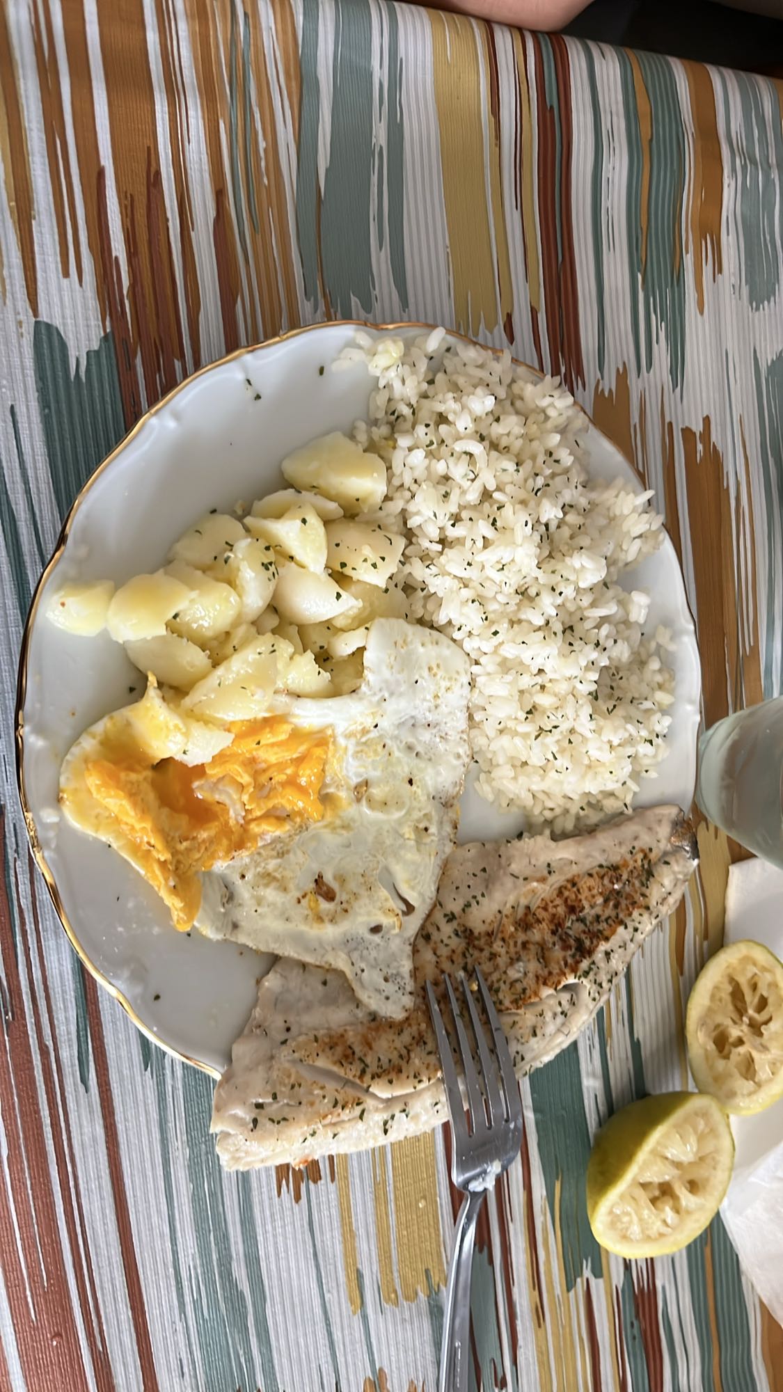 Pescado con arroz y huevo