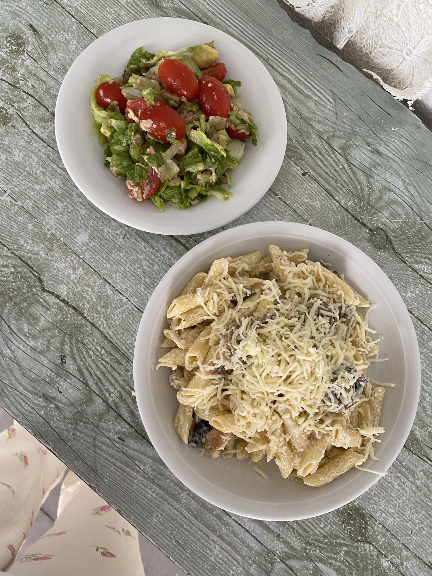 Ensalada y pasta cremosa