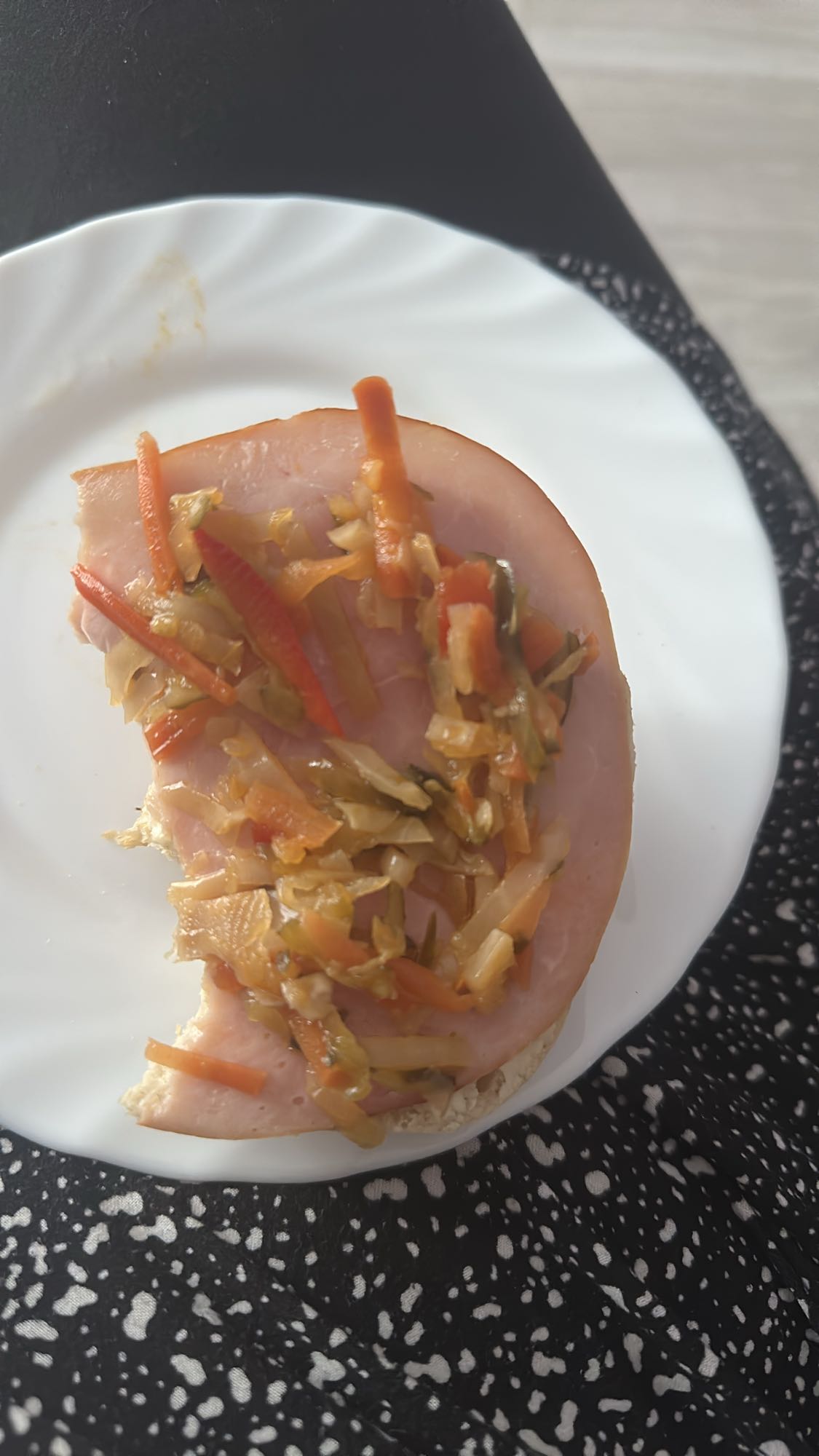 Wafelek z szynką i warzywami