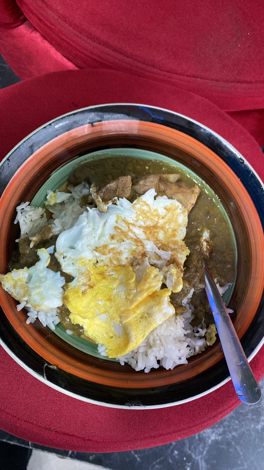 arroz con huevo y carne