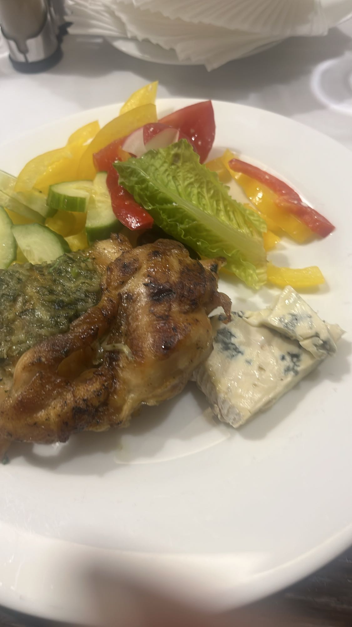 Pui cu salată și brânză