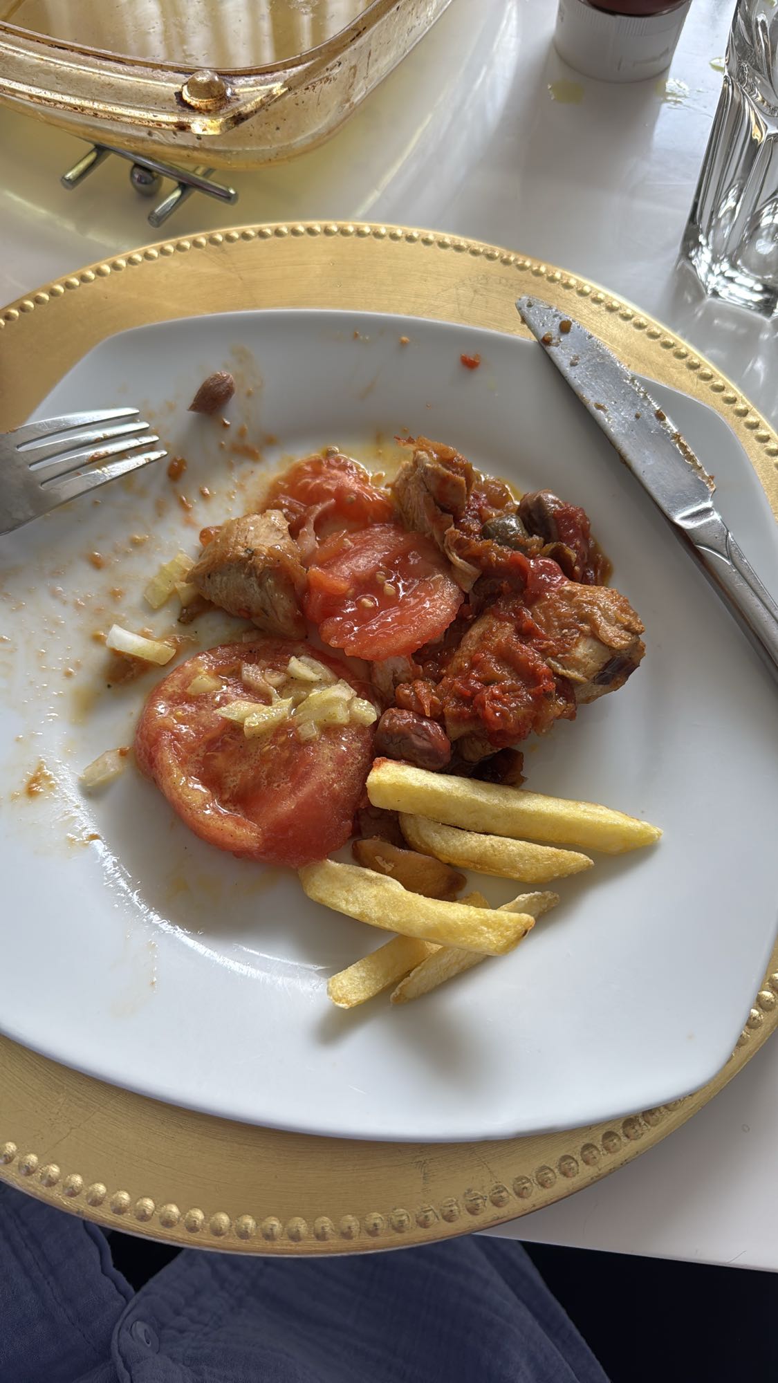 Vlees met friet en tomaat