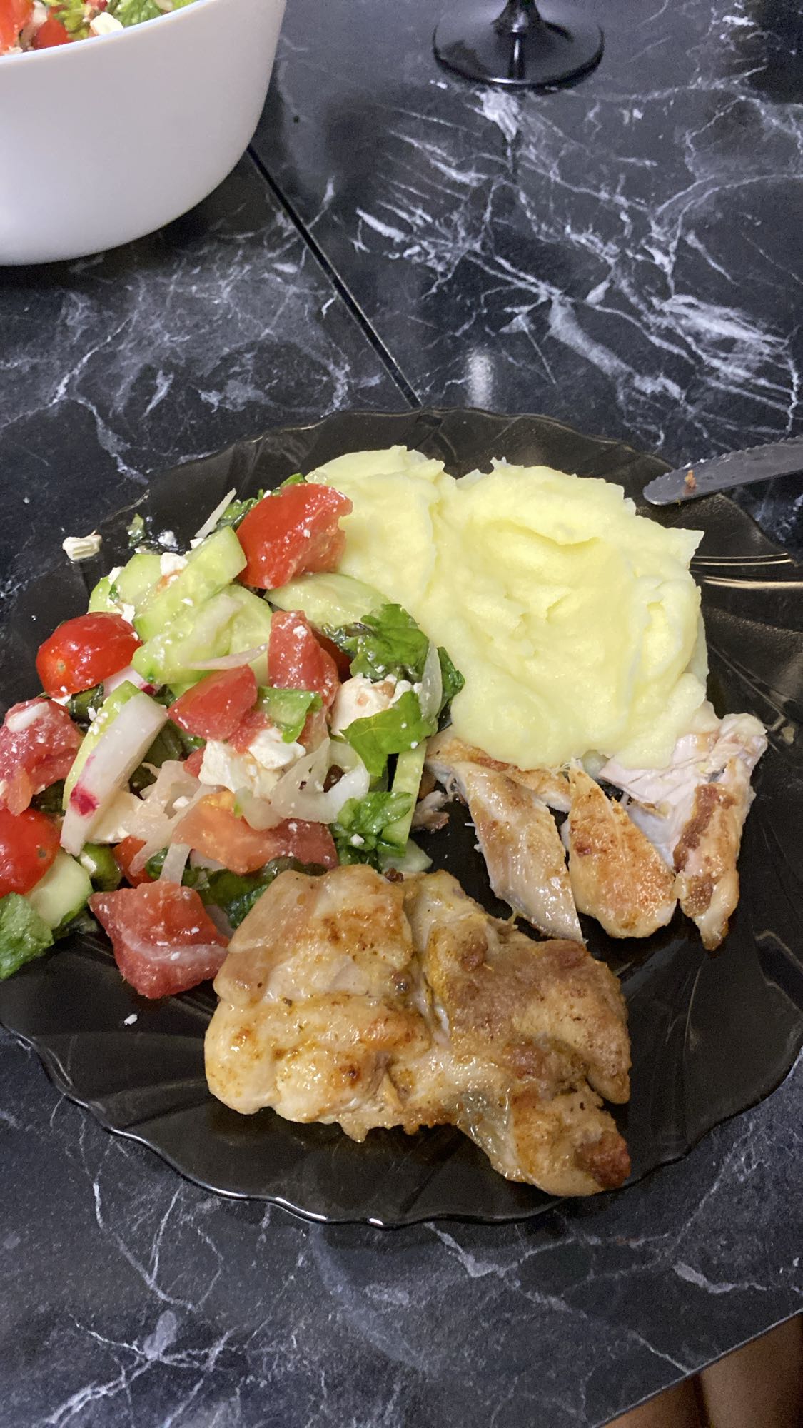 Pui cu piure și salată