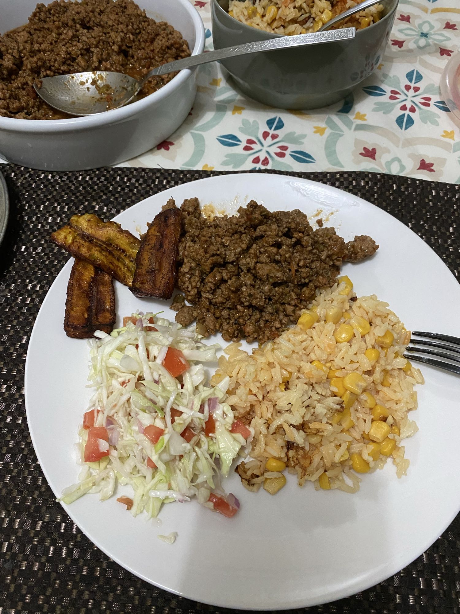 Arroz con carne y ensalada