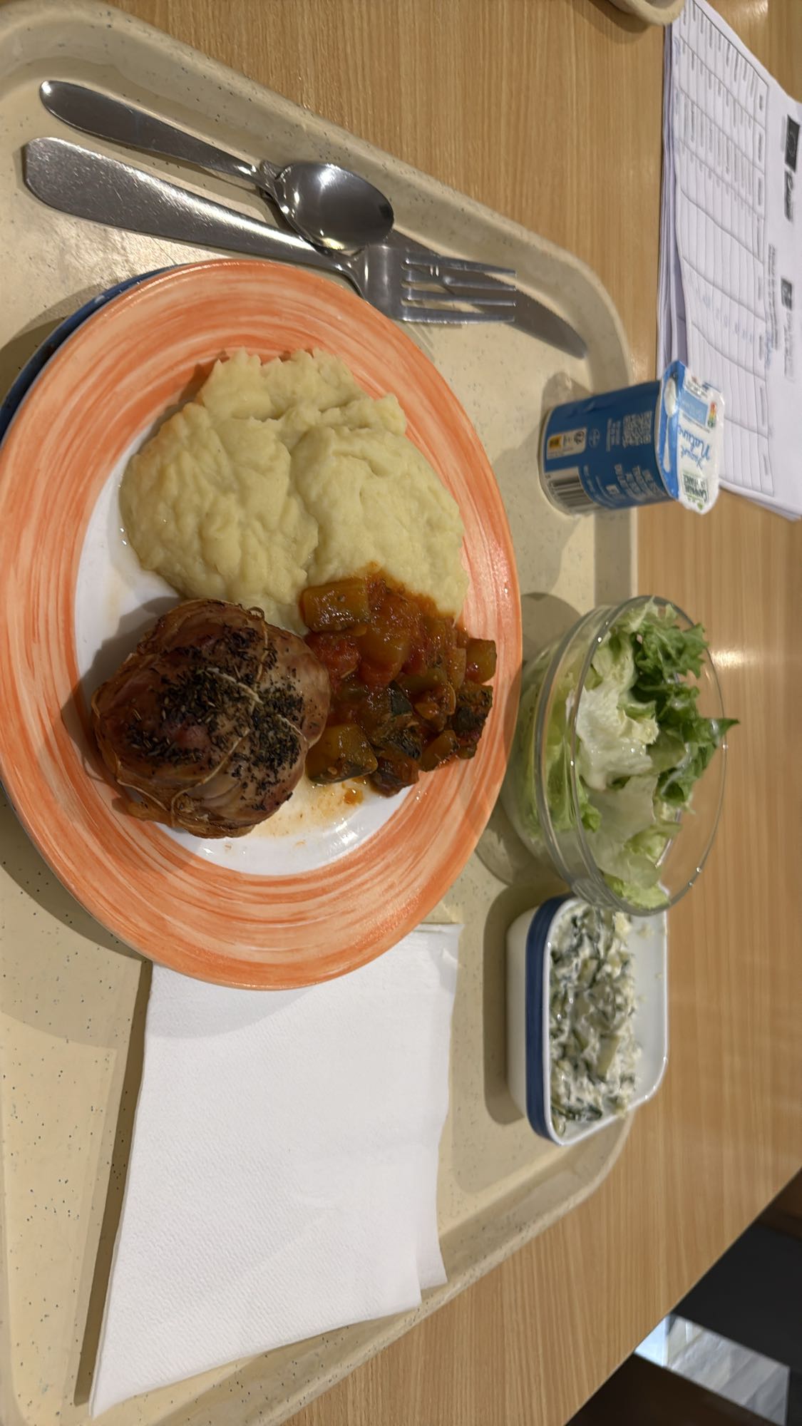 Déjeuner poulet purée salade