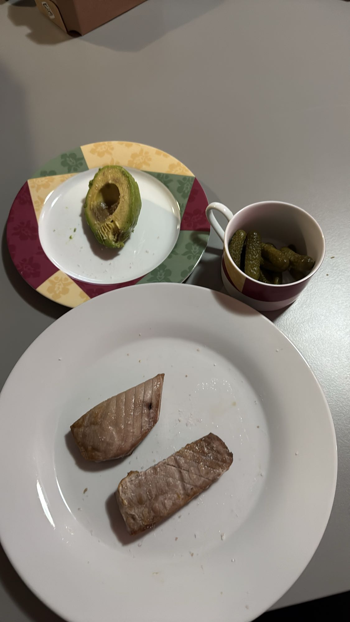 Ton cu avocado și castraveți