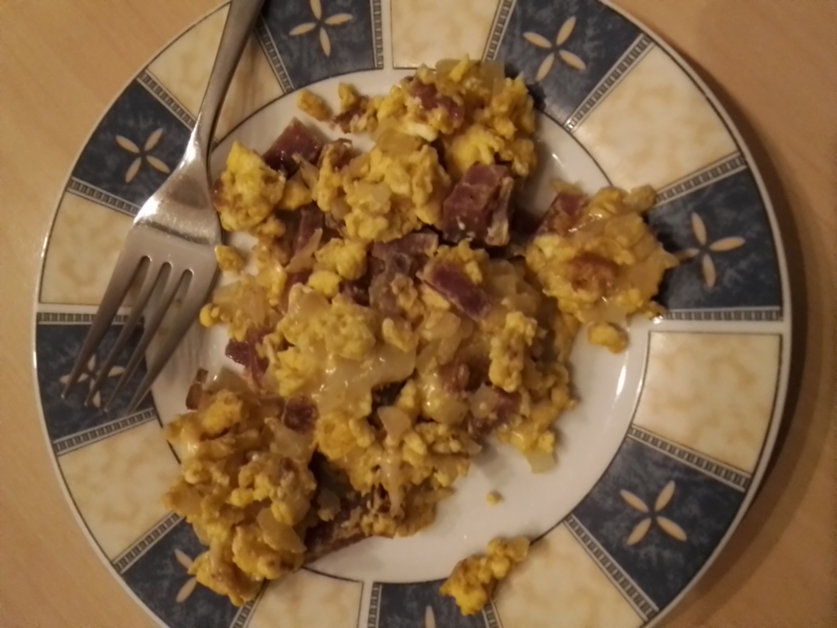 Rührei mit Zwiebeln & Wurst