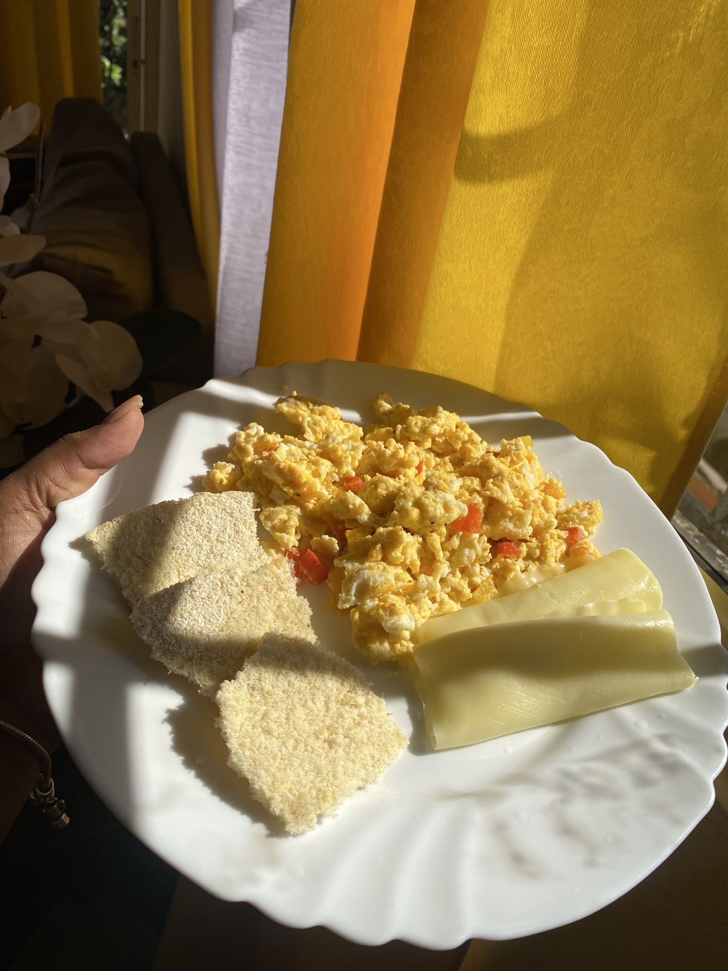 Desayuno con huevo y pan