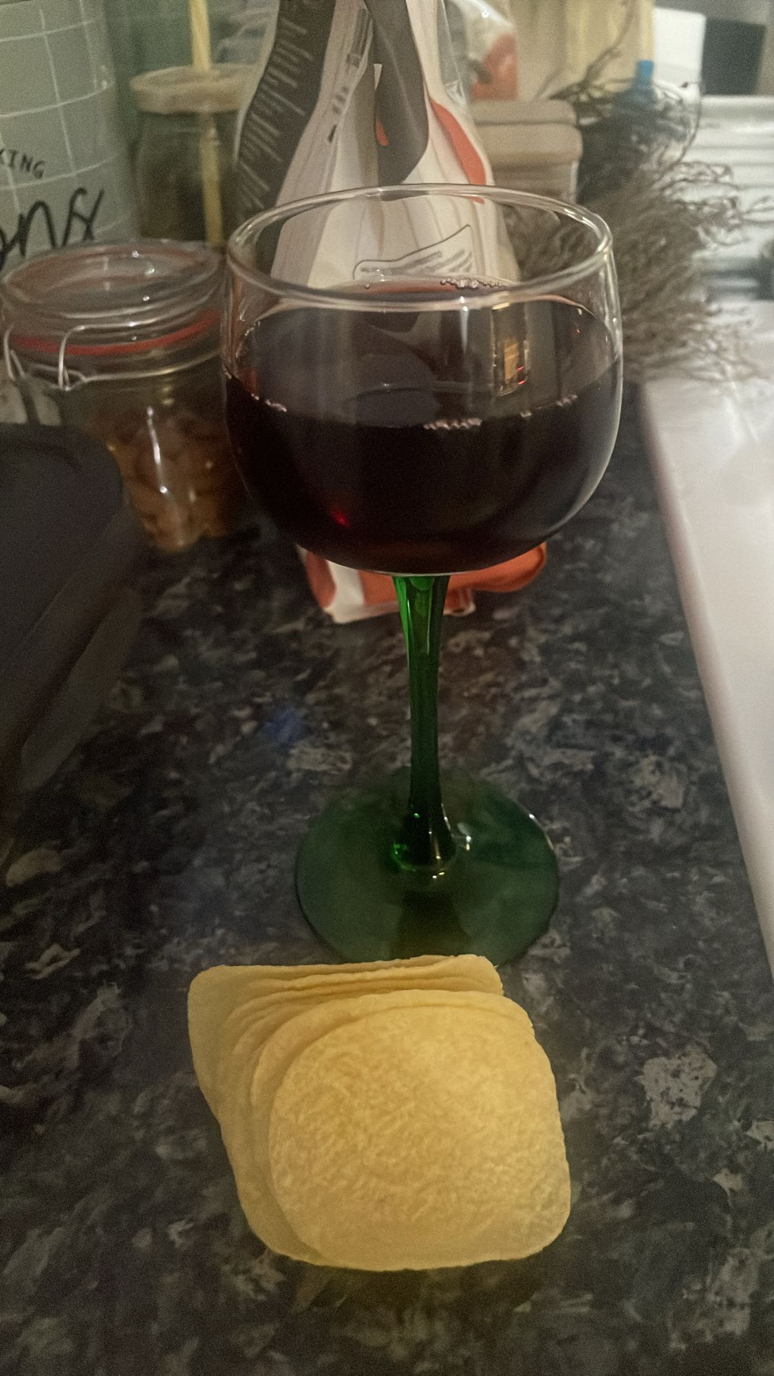 vin rouge et chips