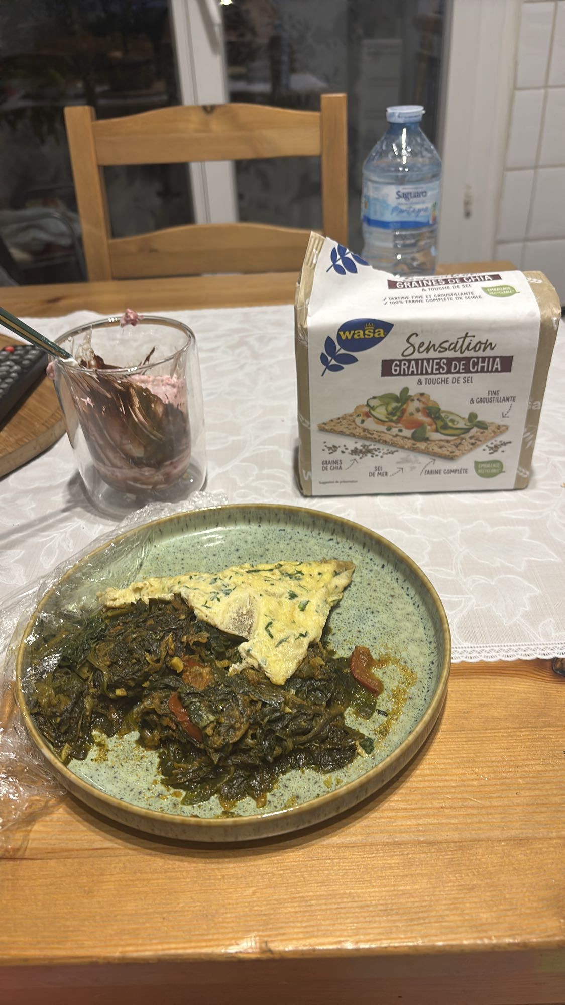 Omelette, épinards, yaourt, wasa