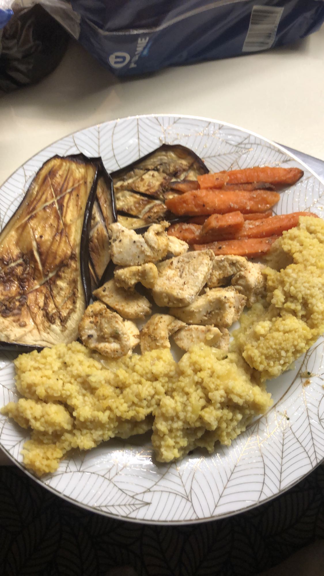 Poulet, millet et légumes rôtis