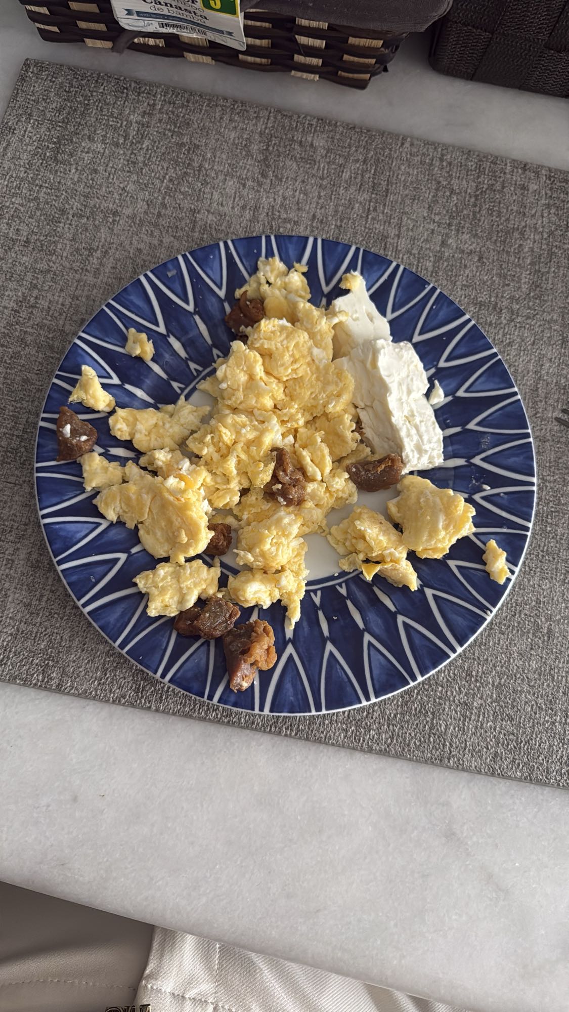 Huevos con queso y carne