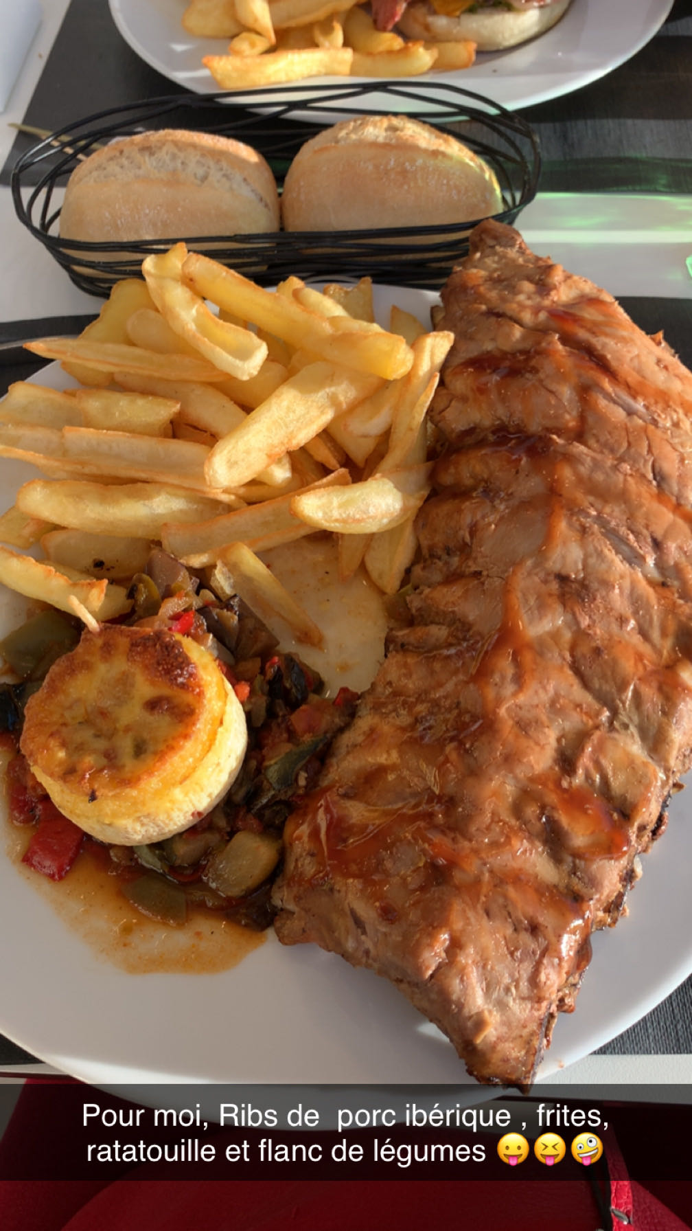 Ribs porc, frites, légumes