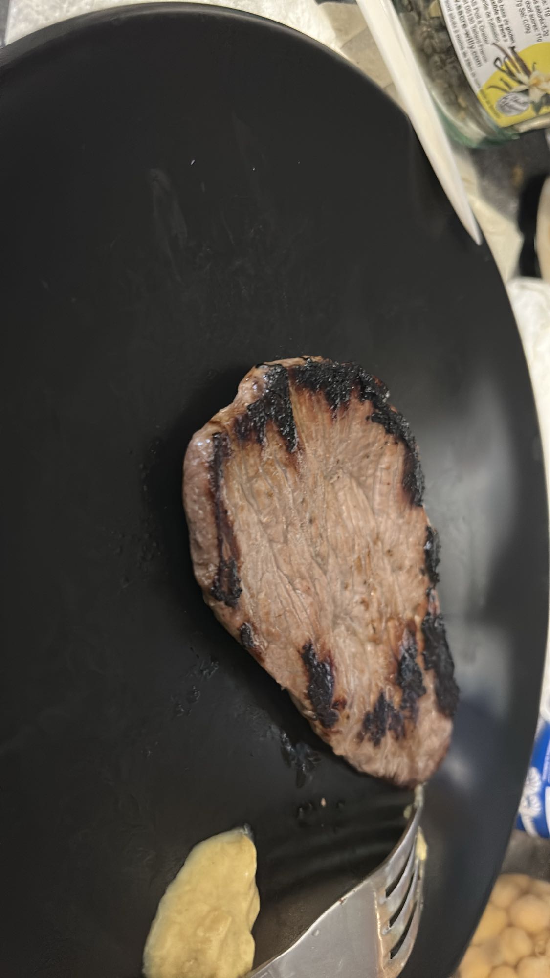 Une tranche de bifteck avec moutarde