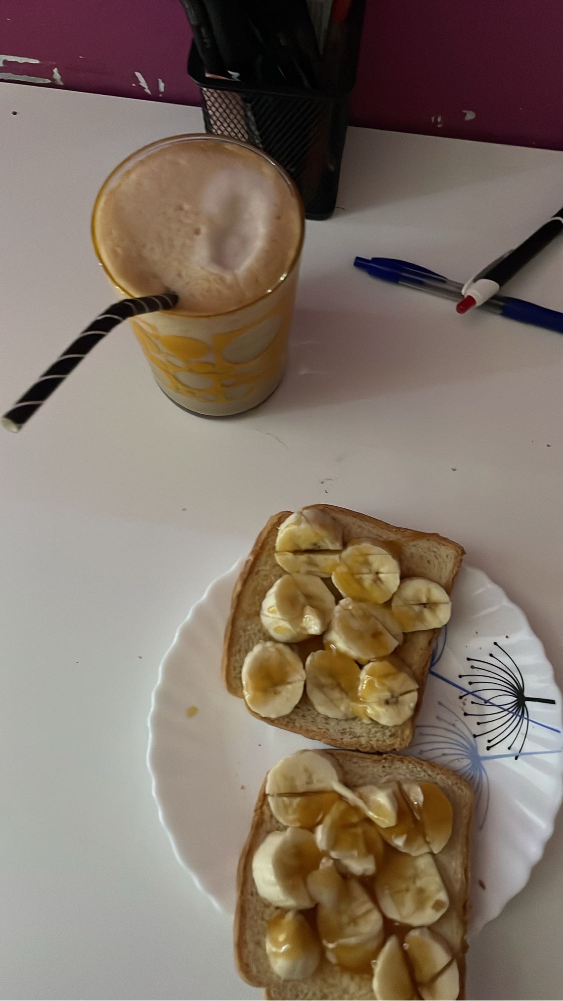 Tostadas con plátano y café