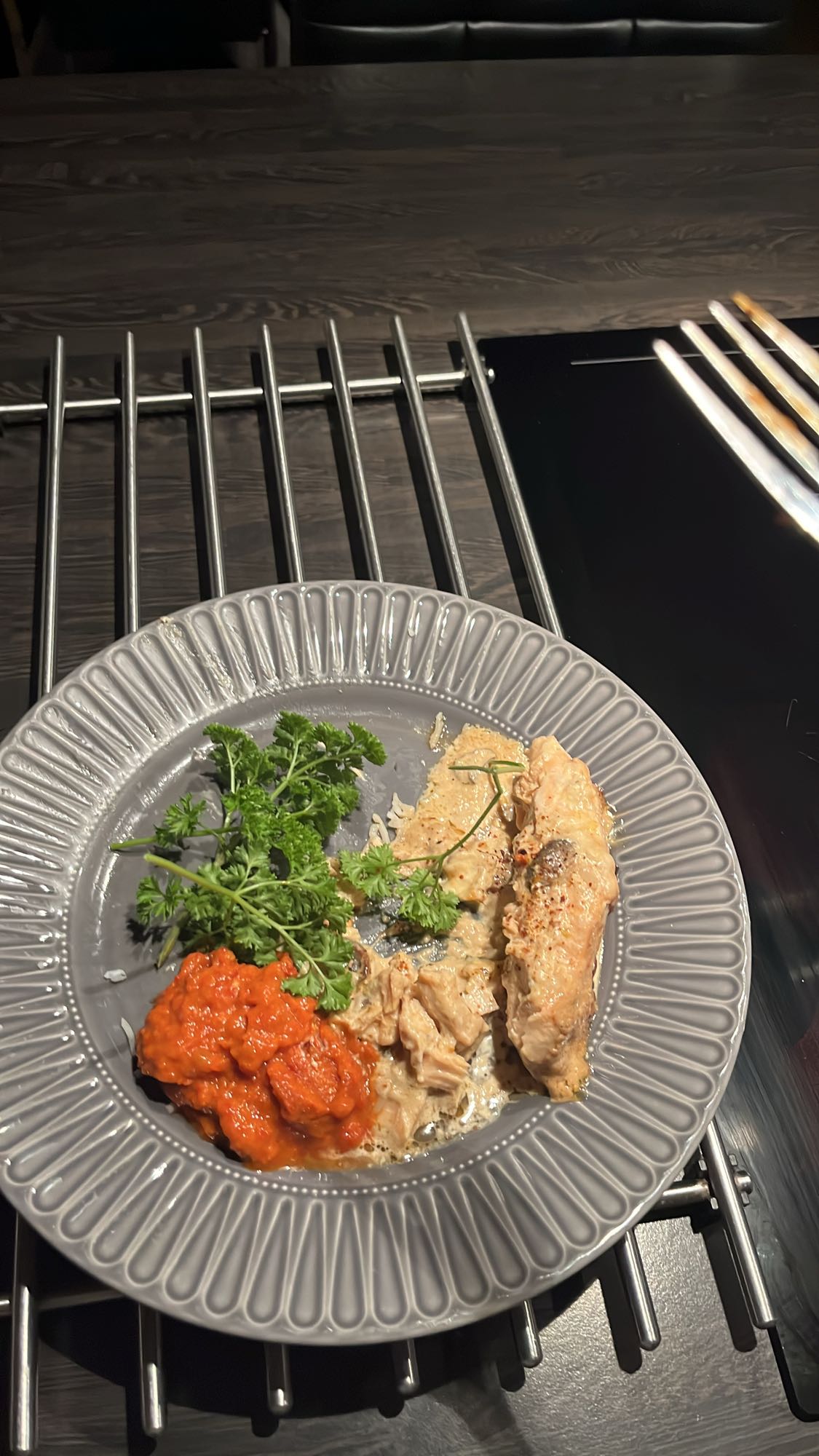 Kyckling med sås och örter