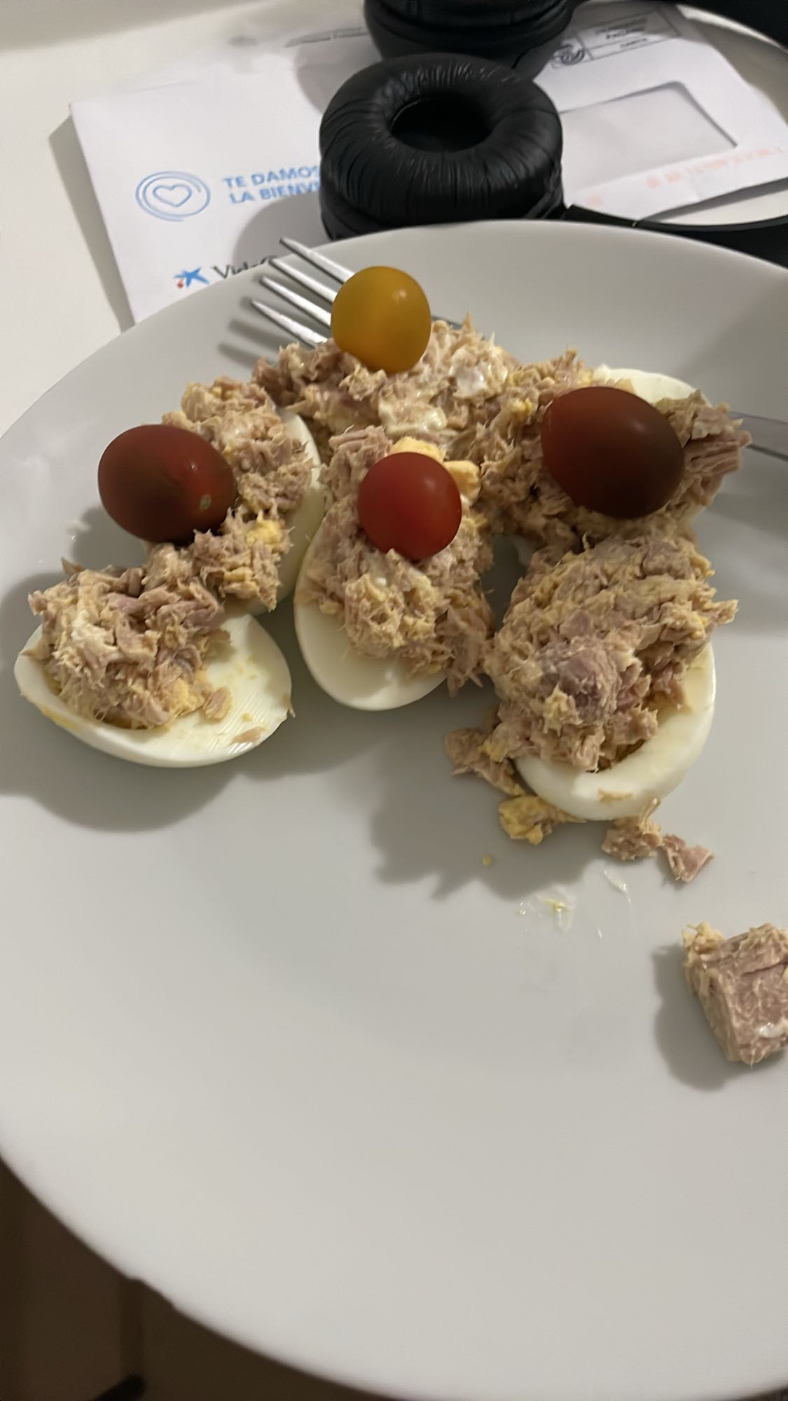 Huevos rellenos con atún