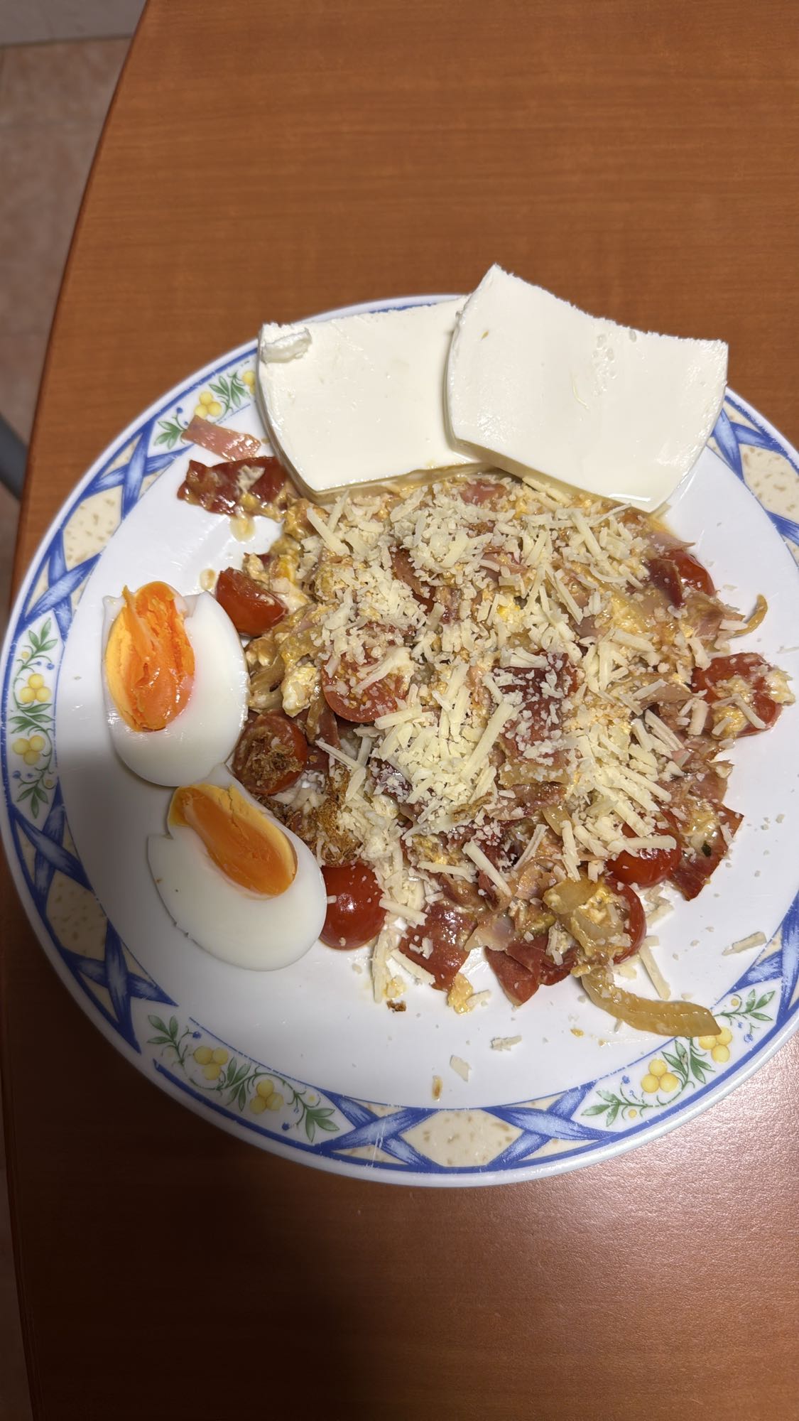 Huevos con jamón y queso