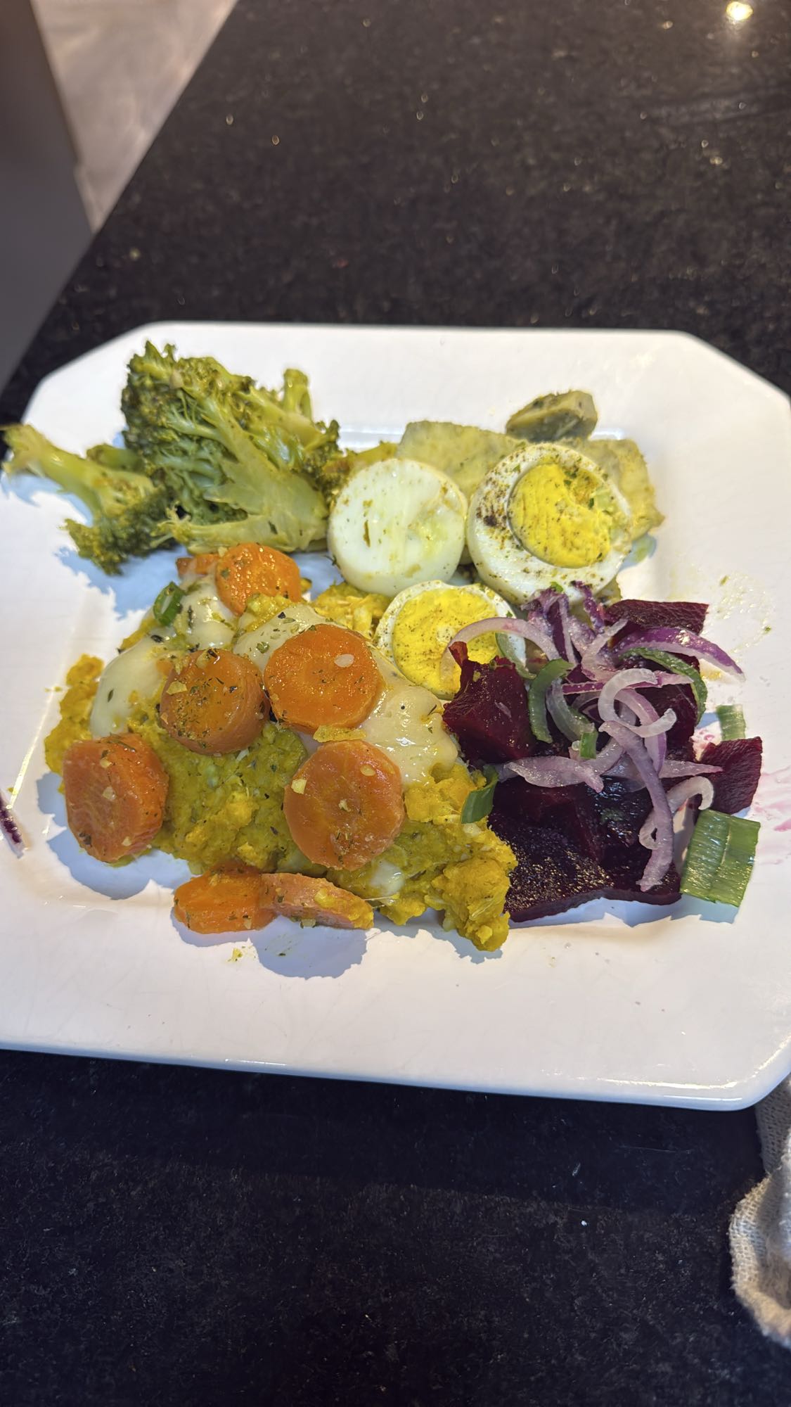 Prato saudável com legumes e ovo