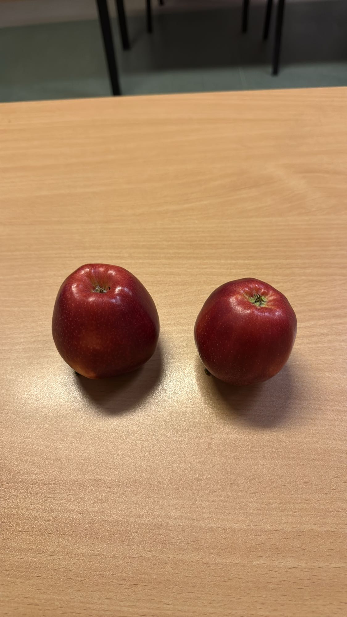 Dwa czerwone jabłka