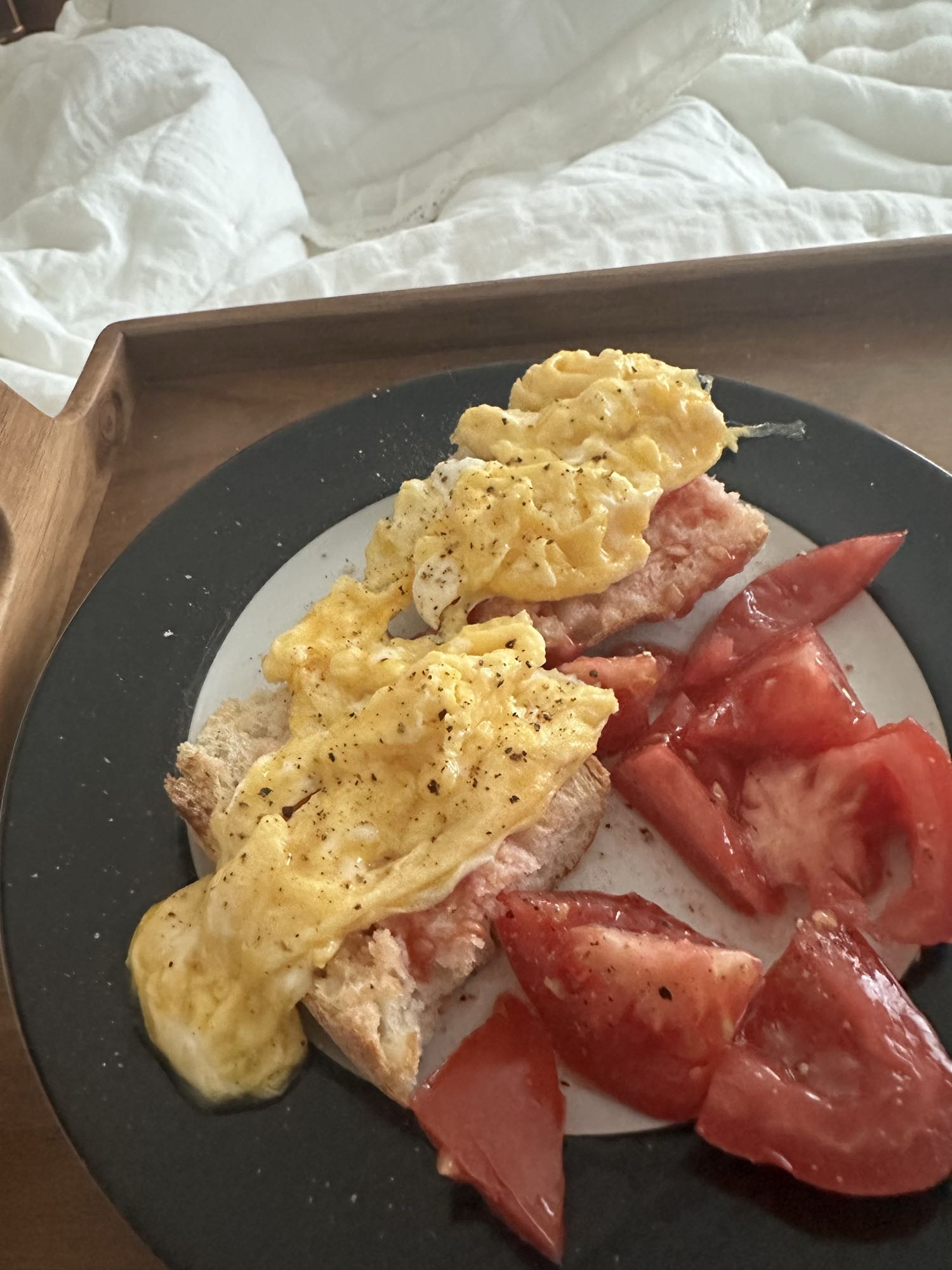Tostada con huevo y tomate