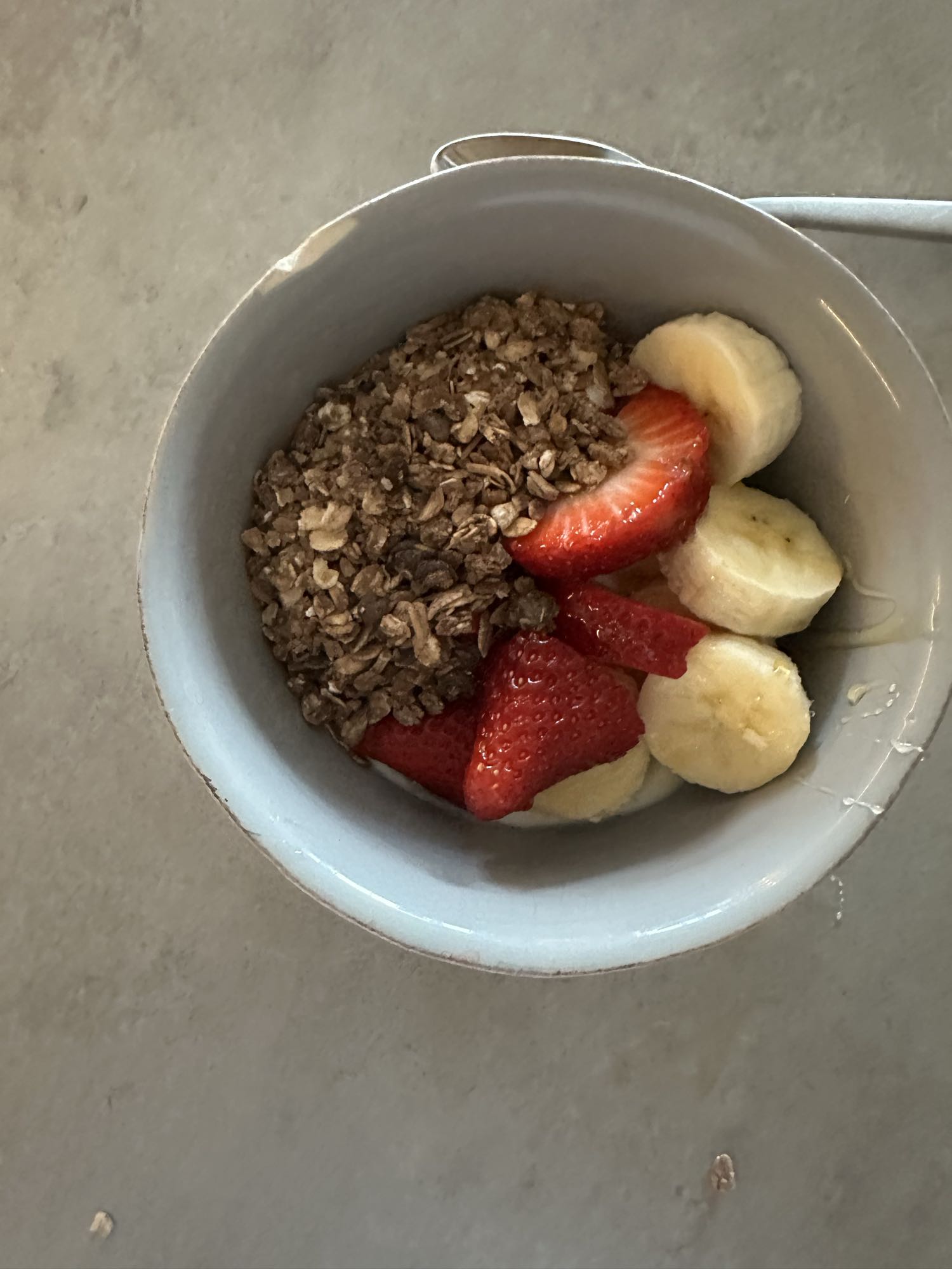 Tazón de granola y frutas