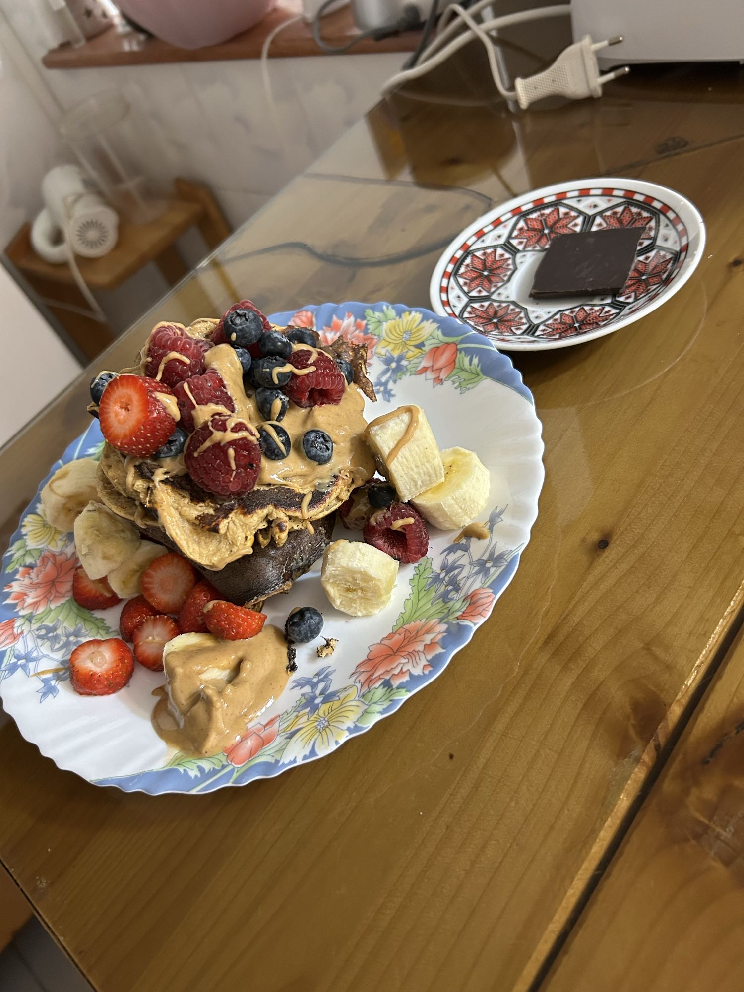 Clătite proteice cu fructe, unt de arahide și ciocolată neagră