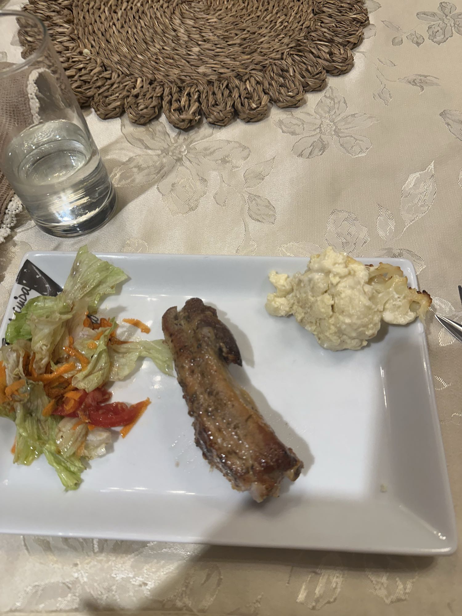 Costilla con ensalada