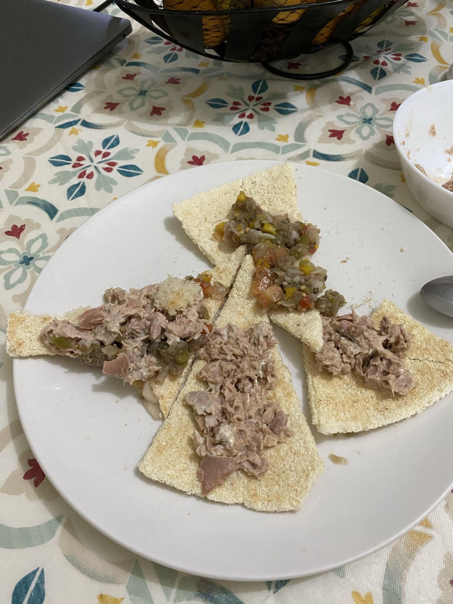 Casabe con atún y berenjena con vegetales