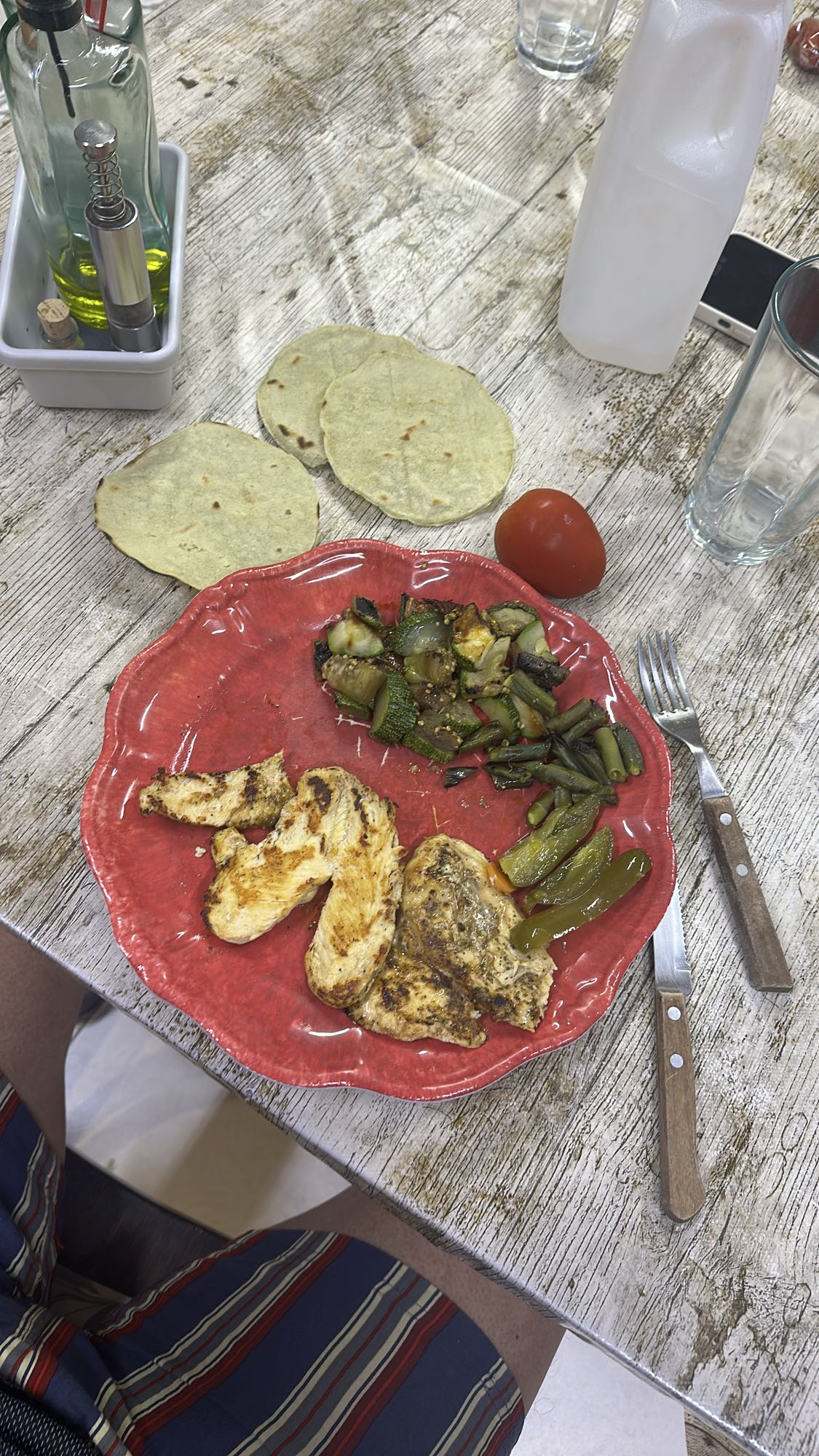 Pollo con verduras y tortillas