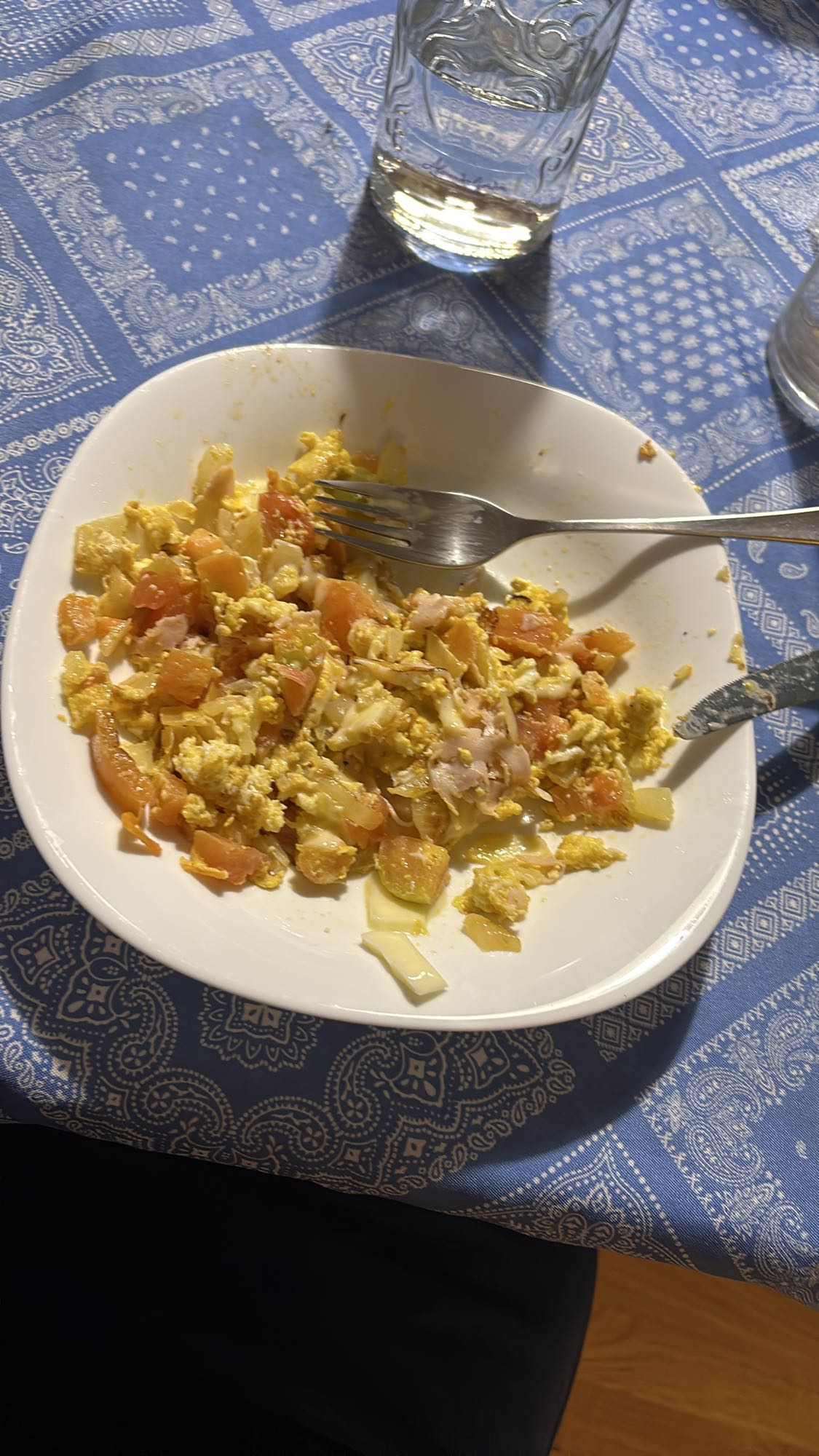 Huevos revueltos con tomate, cebolla, queso y jamón York