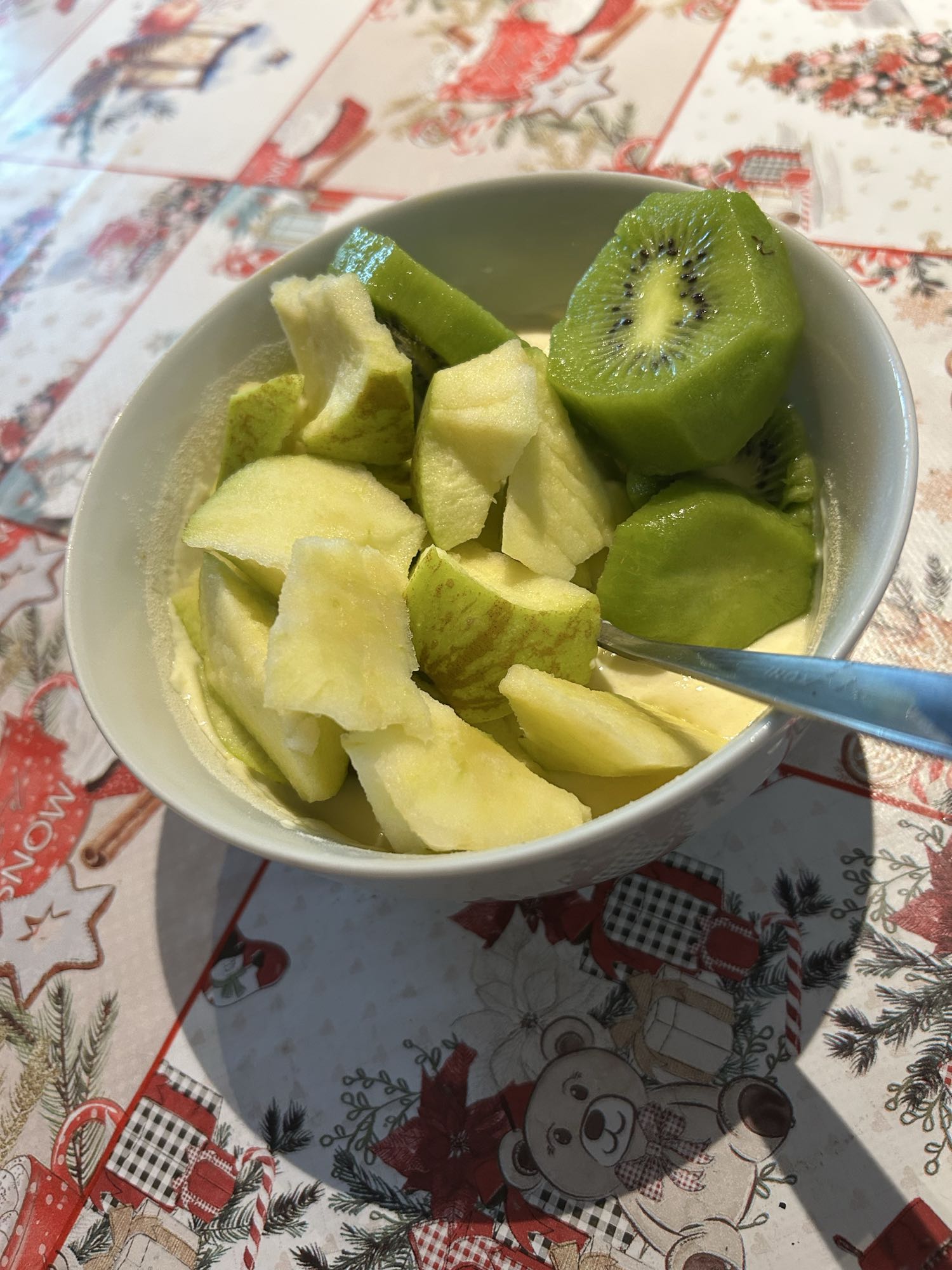 Iaurt proteic cu pudră proteică, măr verde și kiwi