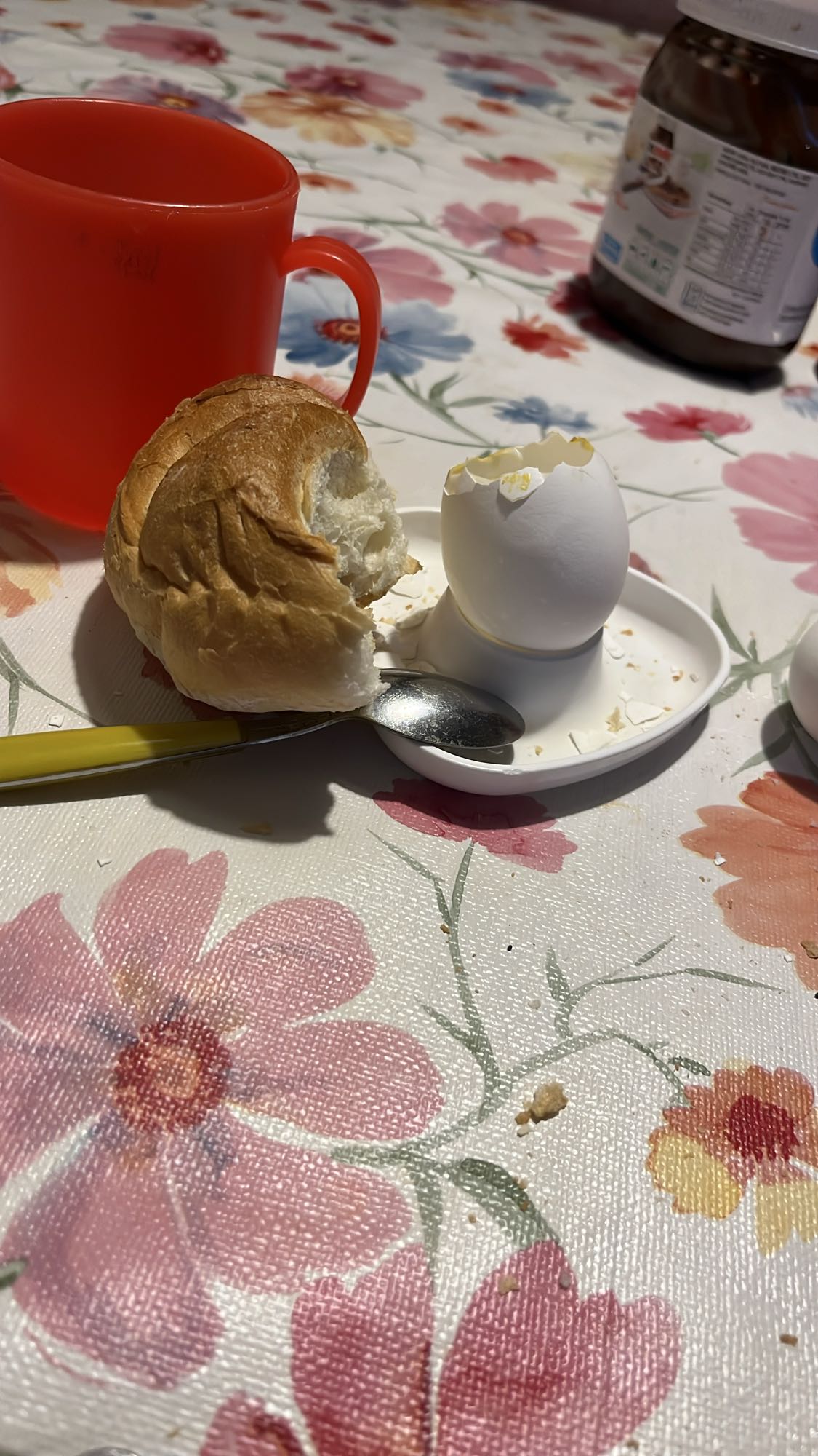 Ontbijt met ei en broodje