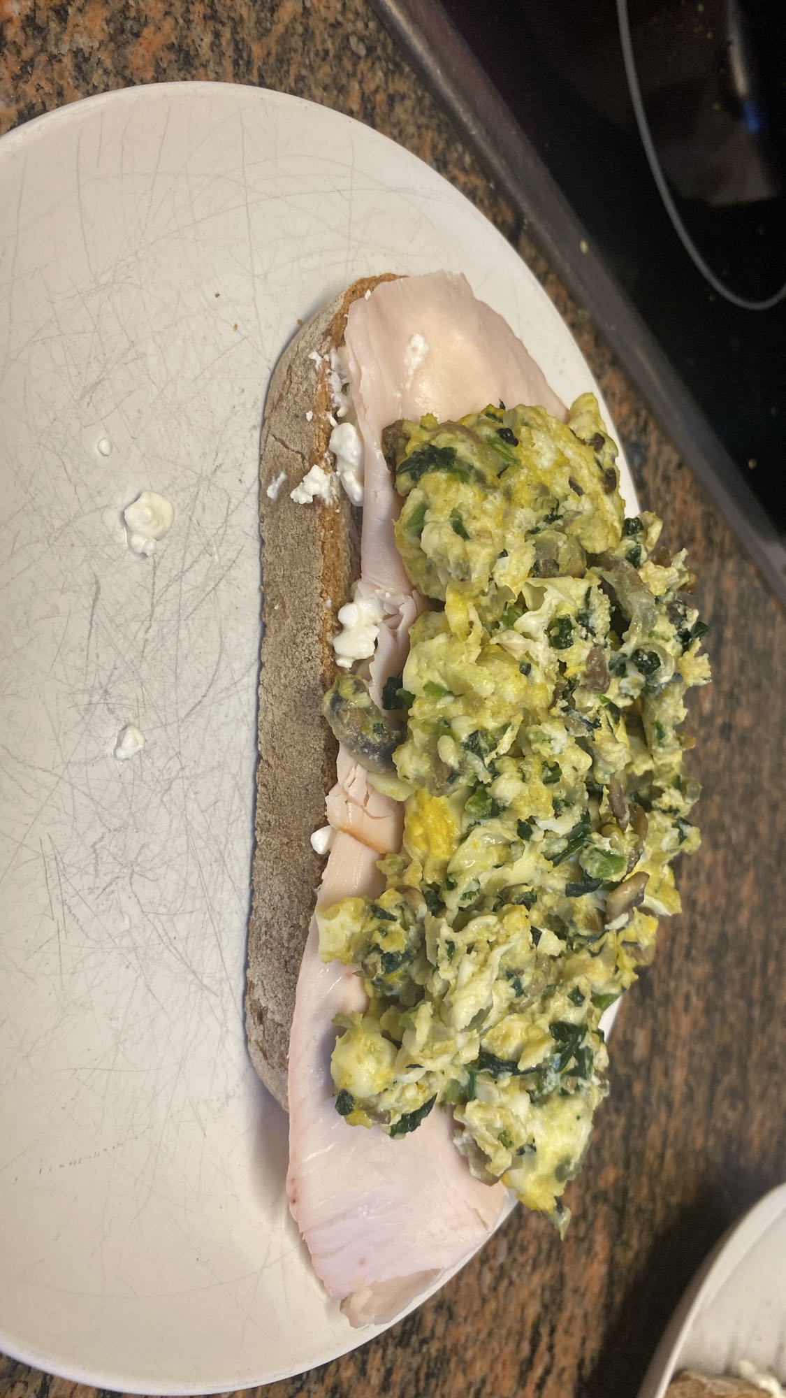 Tostada con huevo y pavo