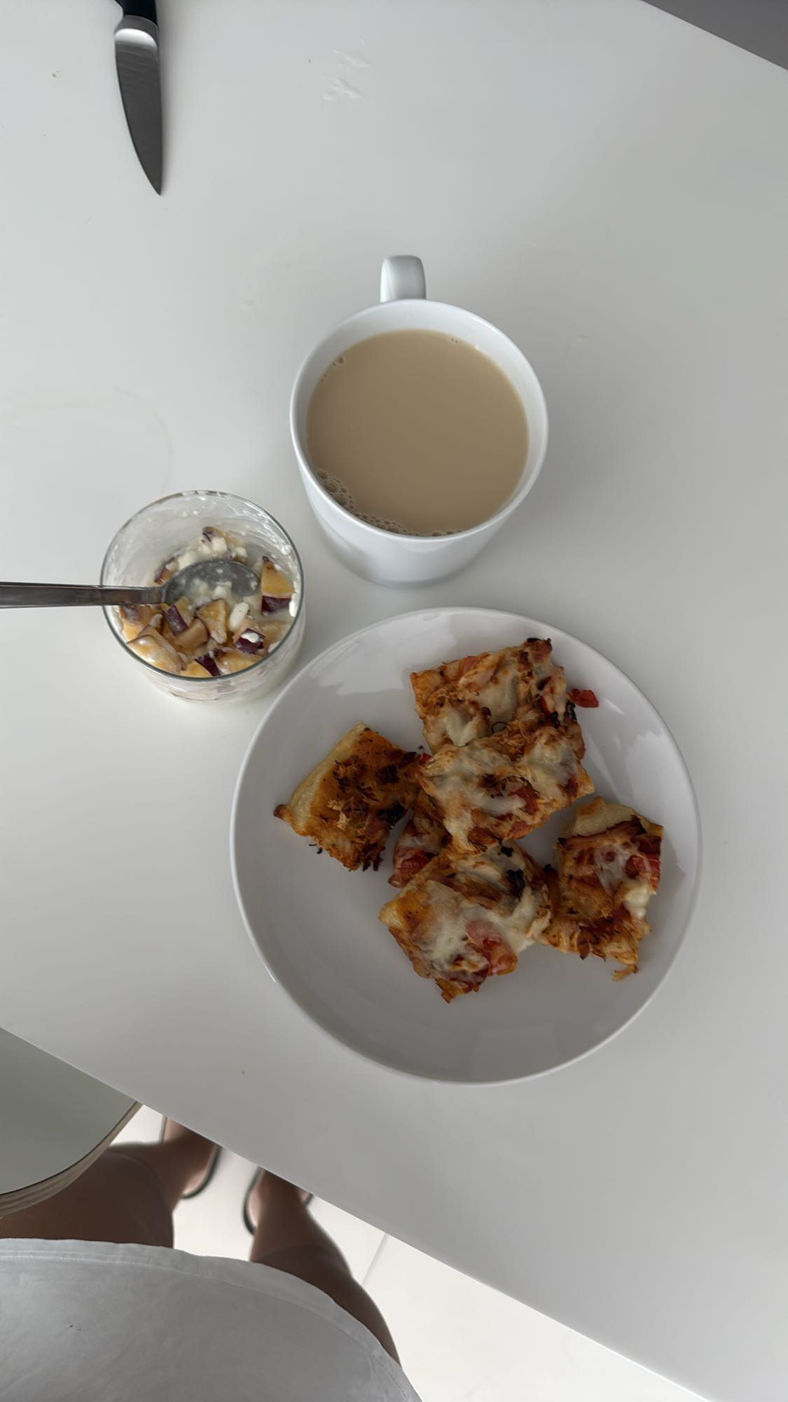 Пицца, йогурт с фруктами, чай