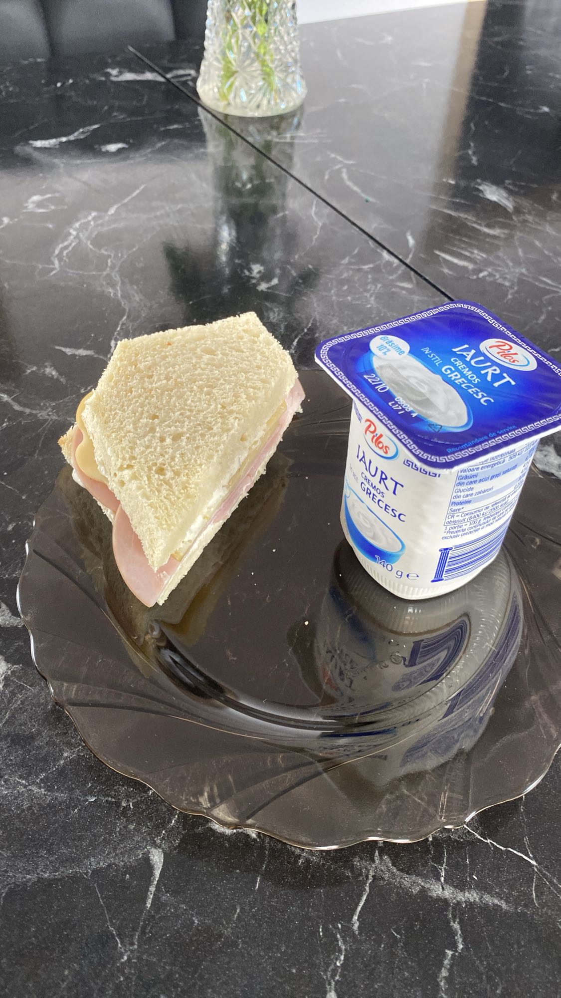 Sandviș cu iaurt grecesc