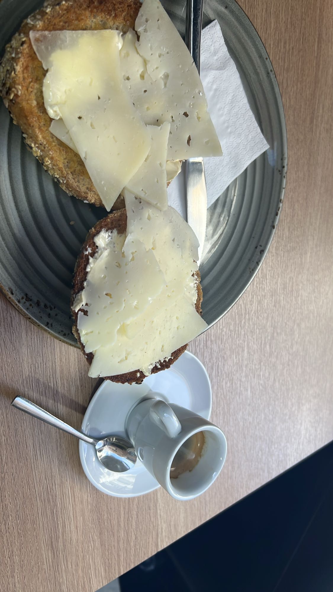 Tostada con queso y café