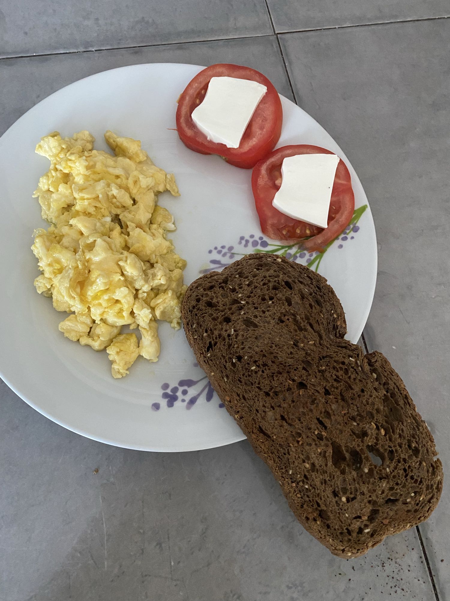 Desayuno con huevo y pan