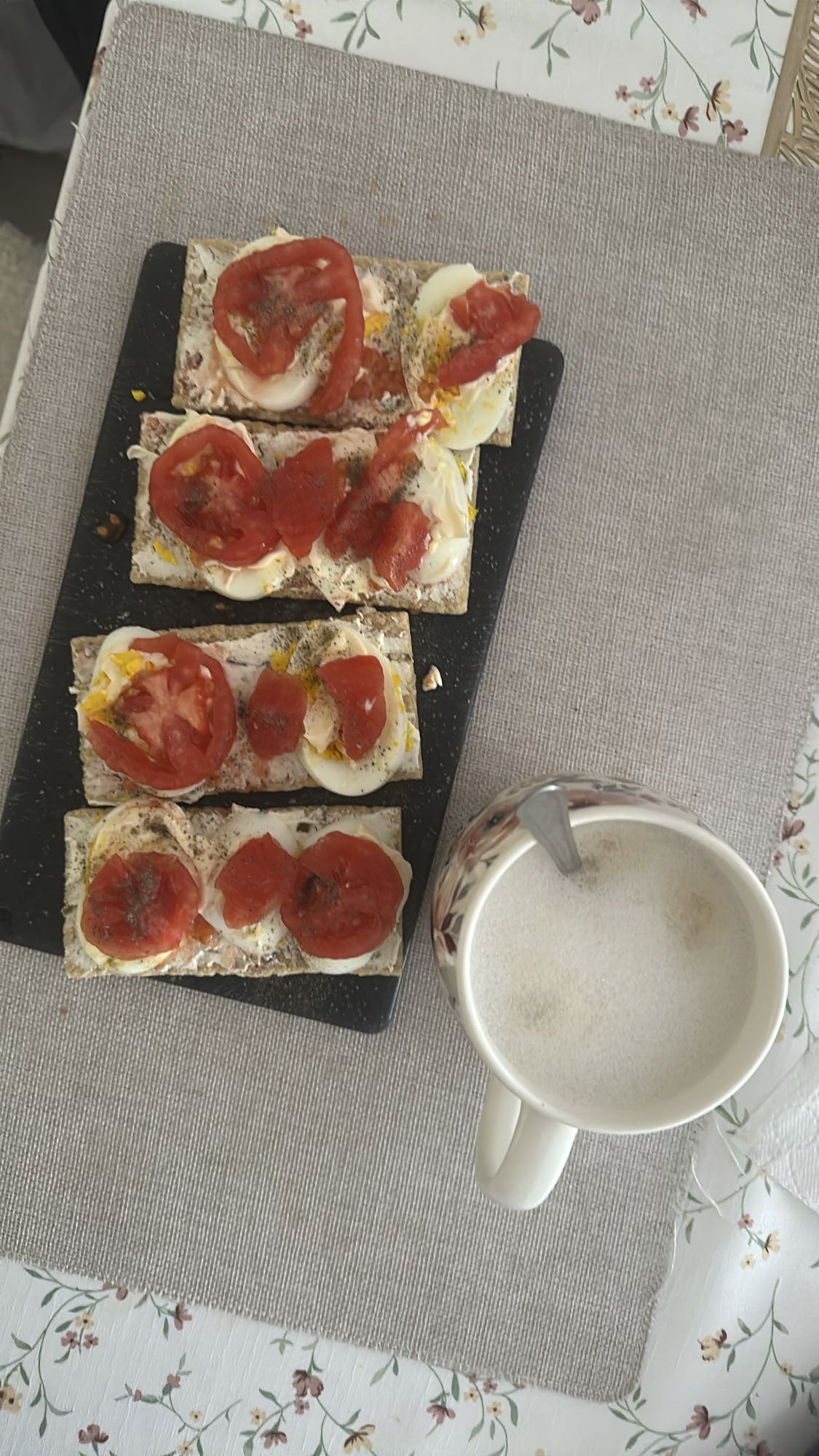 Kanapki z jajkiem i kawą