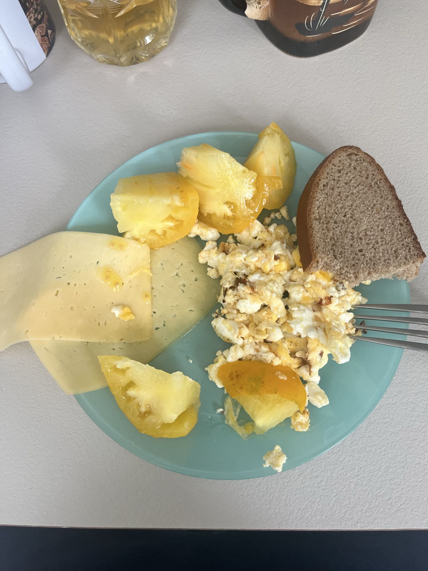 Яичница с сыром и хлебом