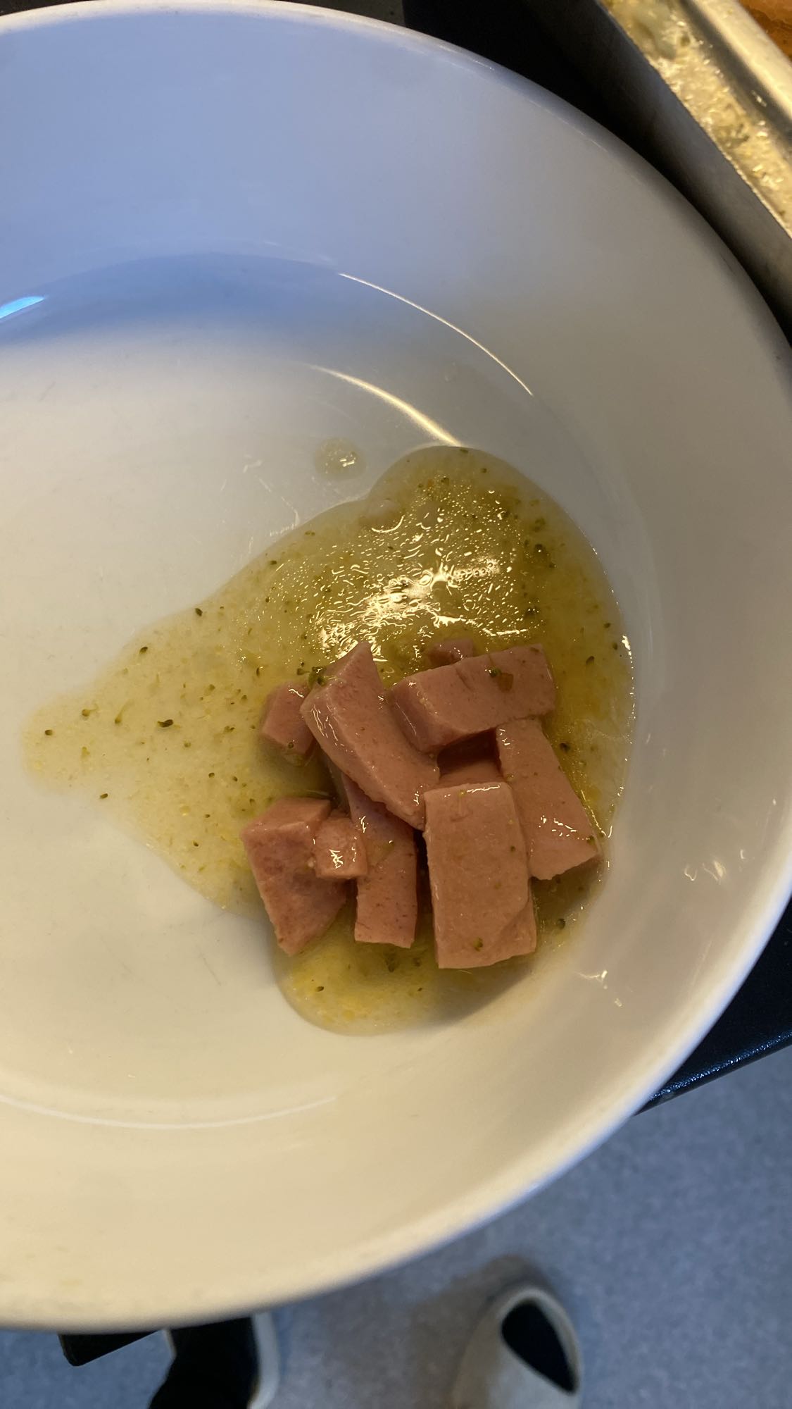 Korv med buljong och sötsur sås