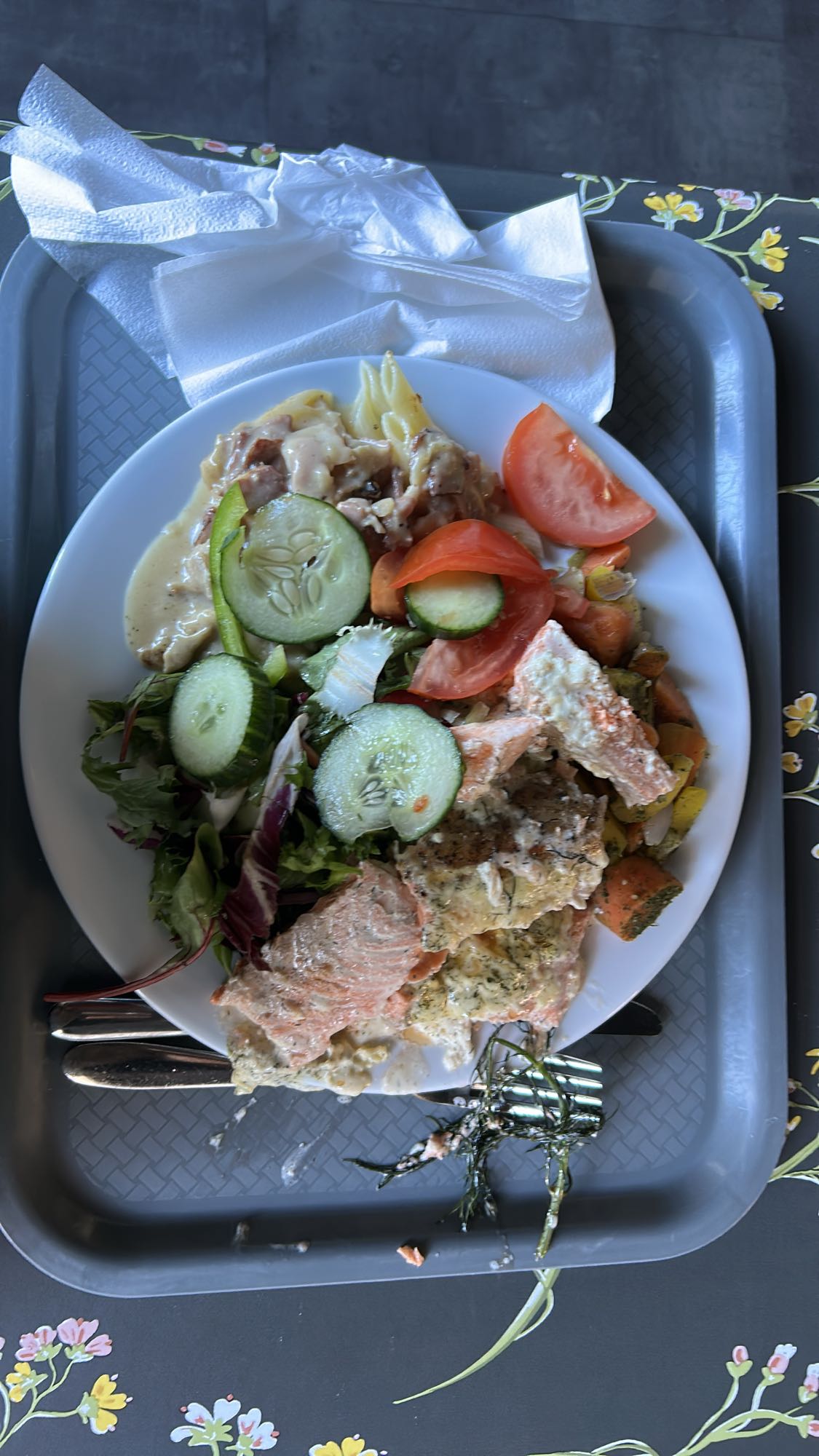 Lax med pasta och sallad