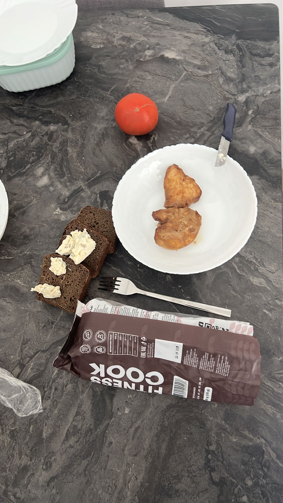 Հավի կրծքամիս, հաց, լոլիկ