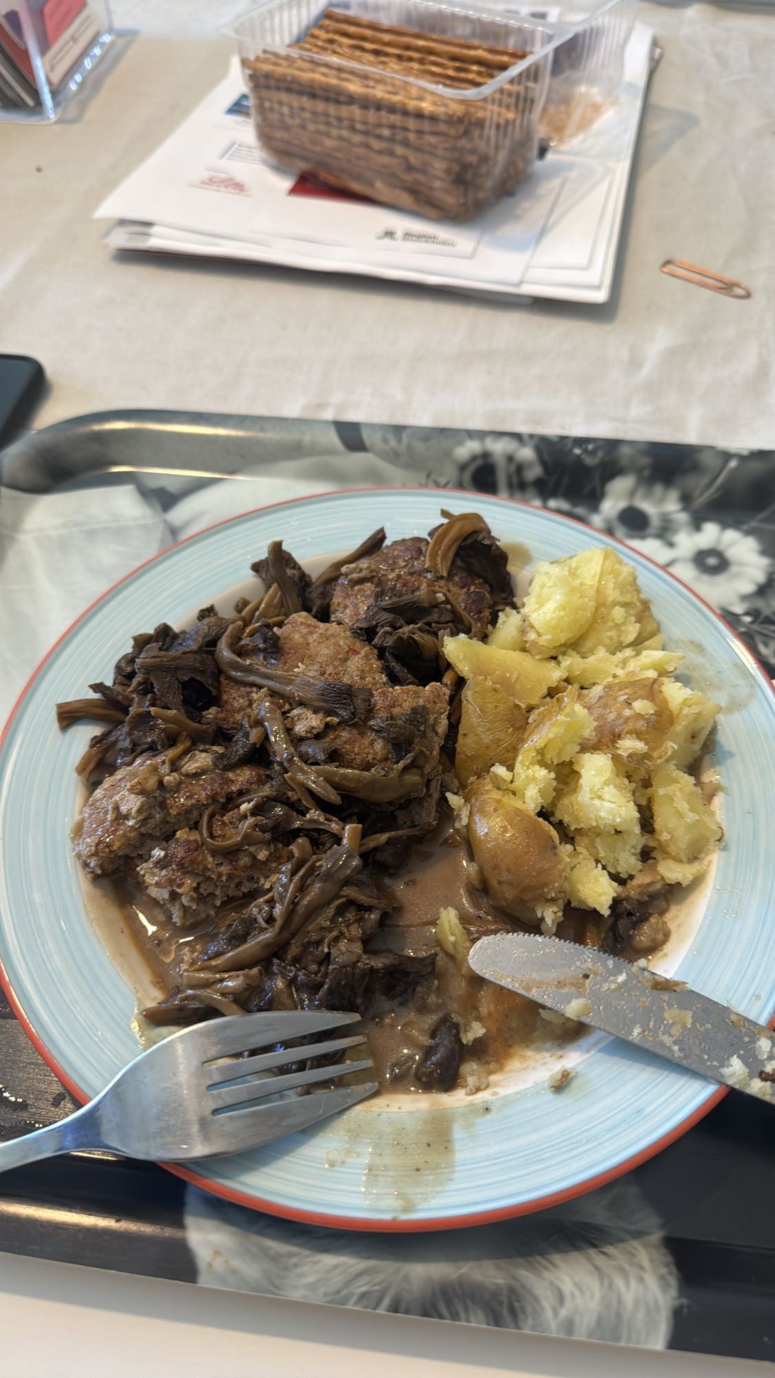 Köttfärsbiff med svampsås och potatis