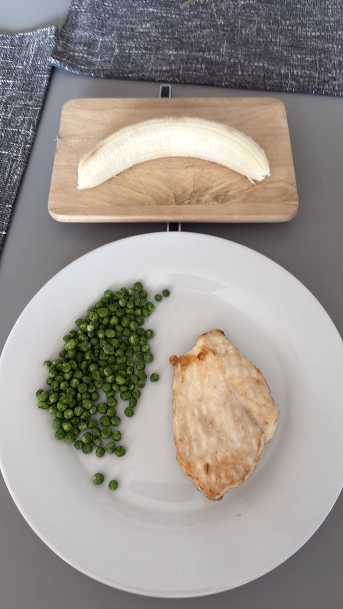 Piept pui cu mazăre și banană