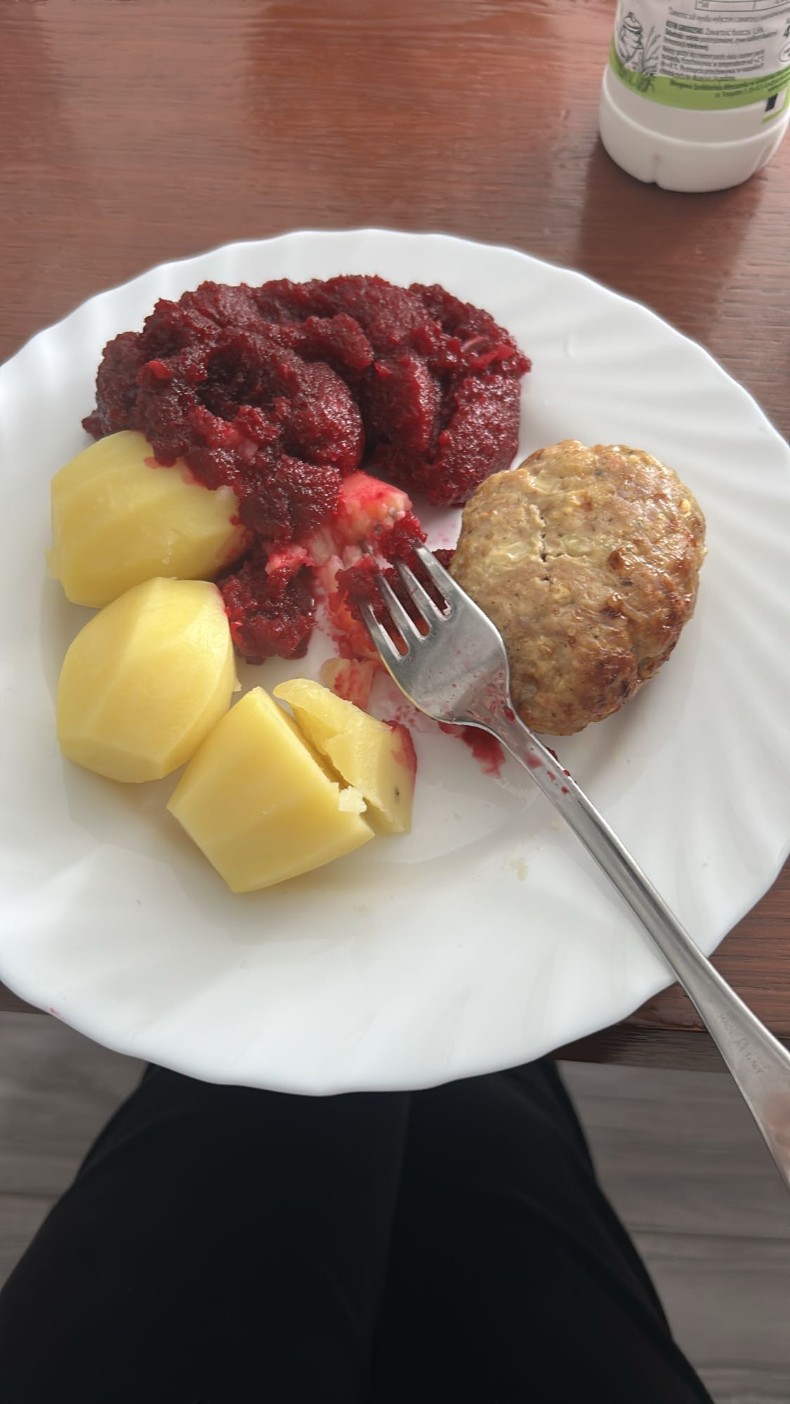 kotlet z buraczkami i ziemniakami