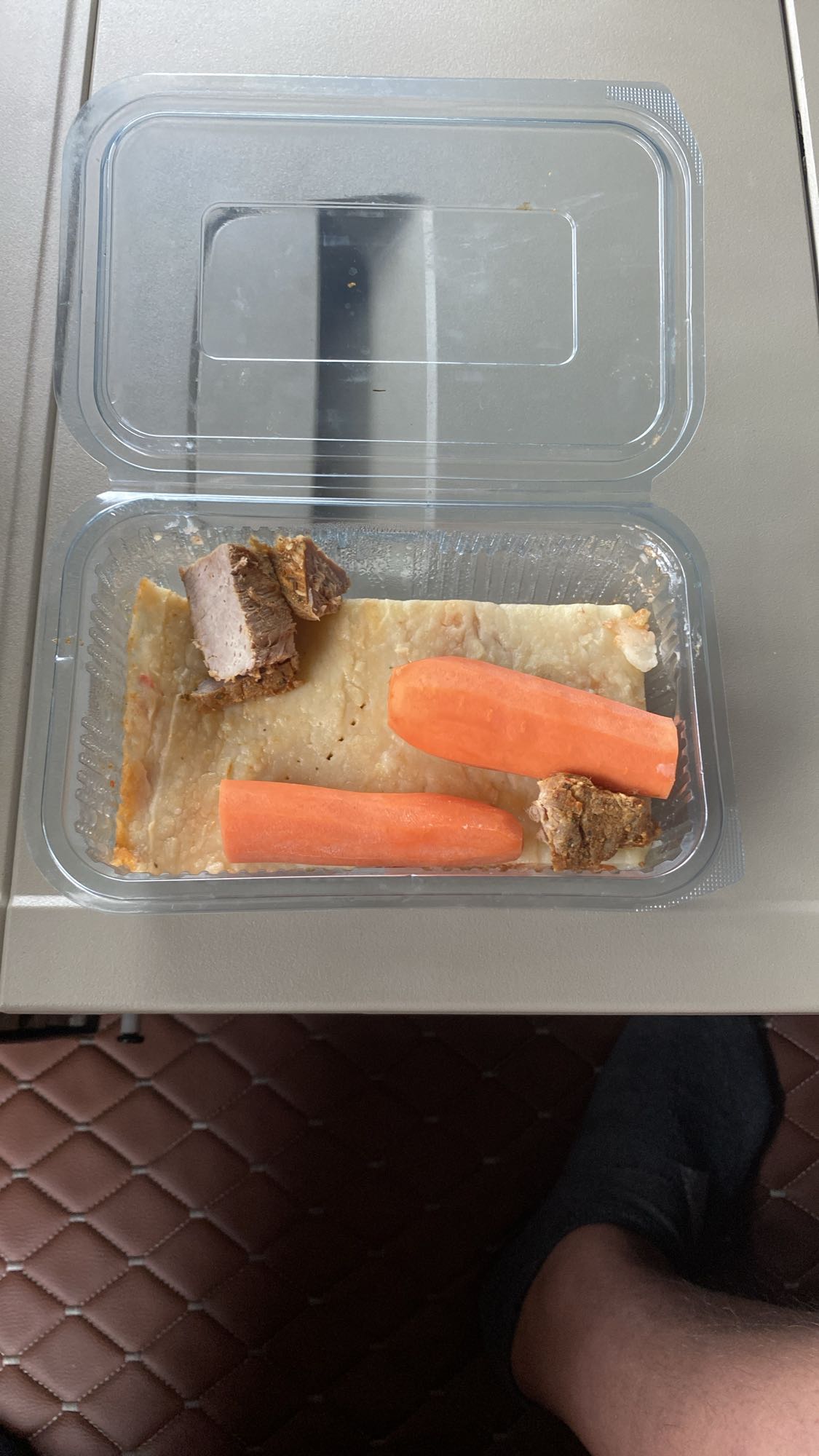 Carne cu morcovi și foietaj