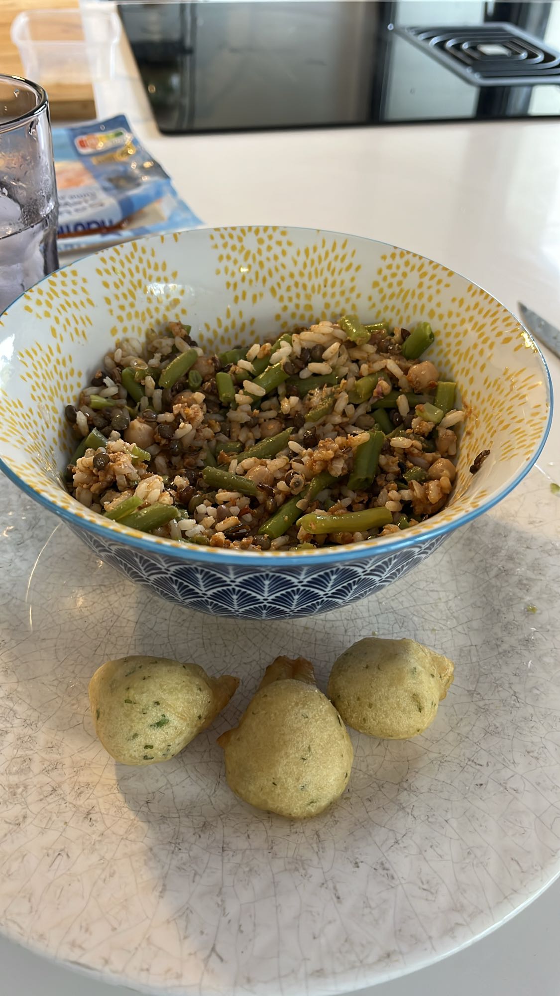 Riz aux légumes et beignets